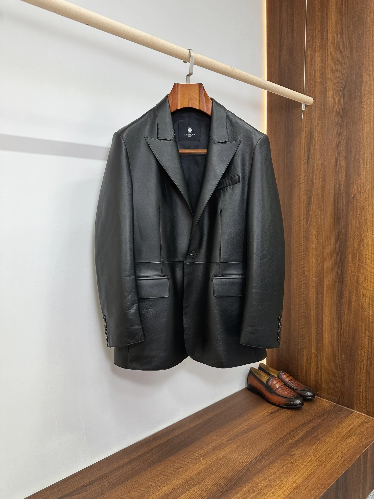 GIVENCHY(ジバンシィ) メンズ ポケット・マット仕上げ レザーテーラードジャケット。 素材:ラムスキン