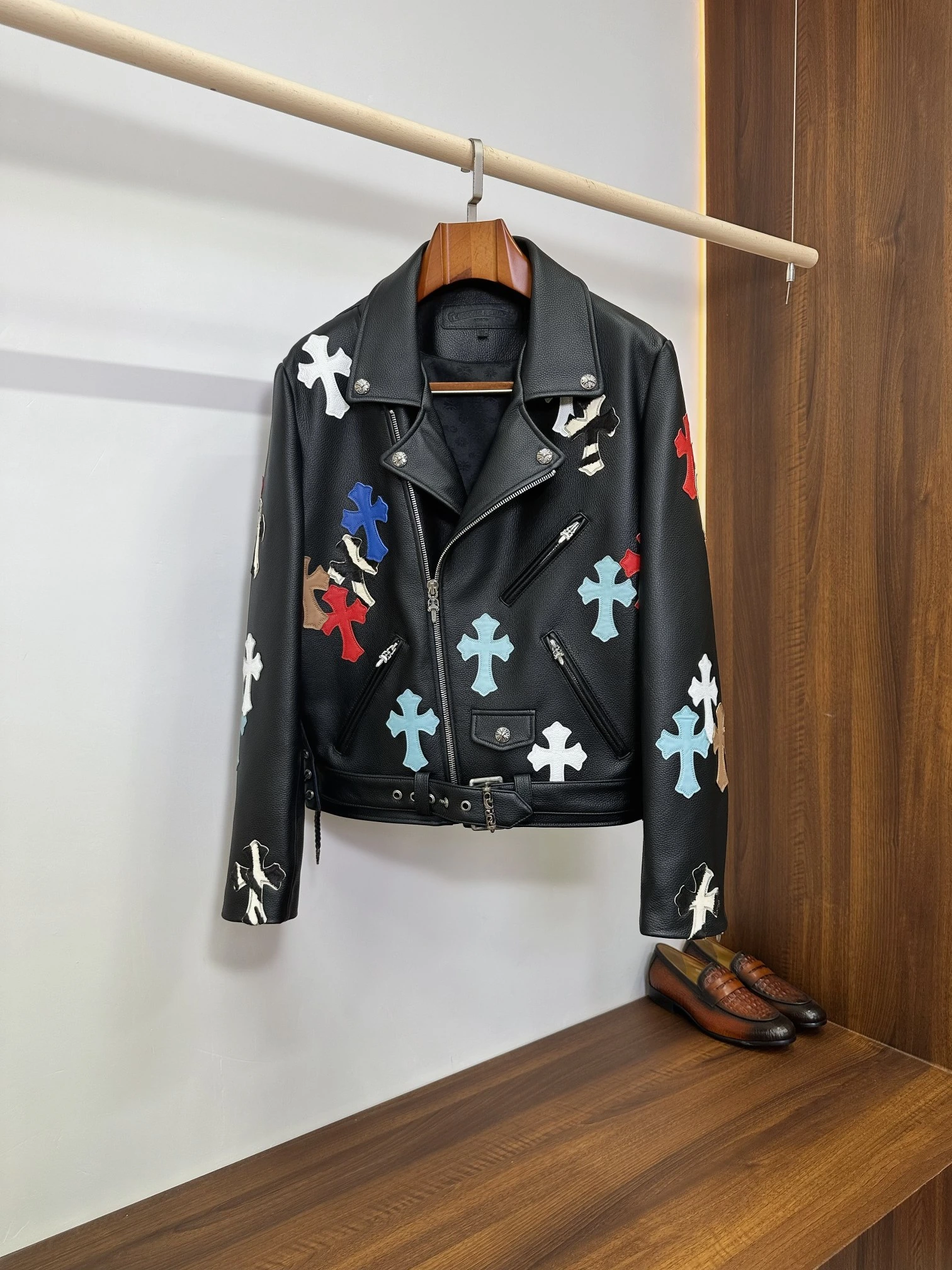 Chrome Hearts(クロムハーツ) コントラスト配色・ジャカード・ヴィンテージ風・ベルト付き・ジップ・ボタン・ハリのある質感・ドローストリング・メタルパーツ ライダースジャケット。 素材:カーフスキン。 オリジナル仕様