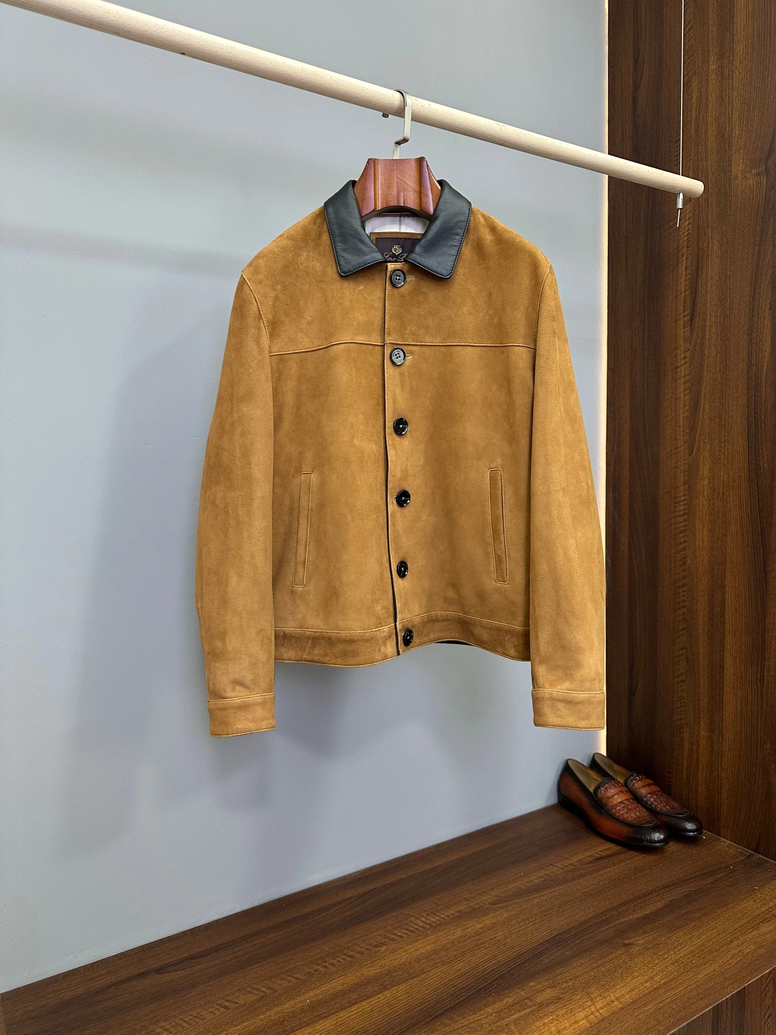 Loro Piana(ロロ・ピアーナ) 秋冬 メンズ コントラスト配色・チェック・ヴィンテージ風・クロップド丈・襟付き・ボタン・通気性 ジャケット。 素材:スエードラムスキン・スエード