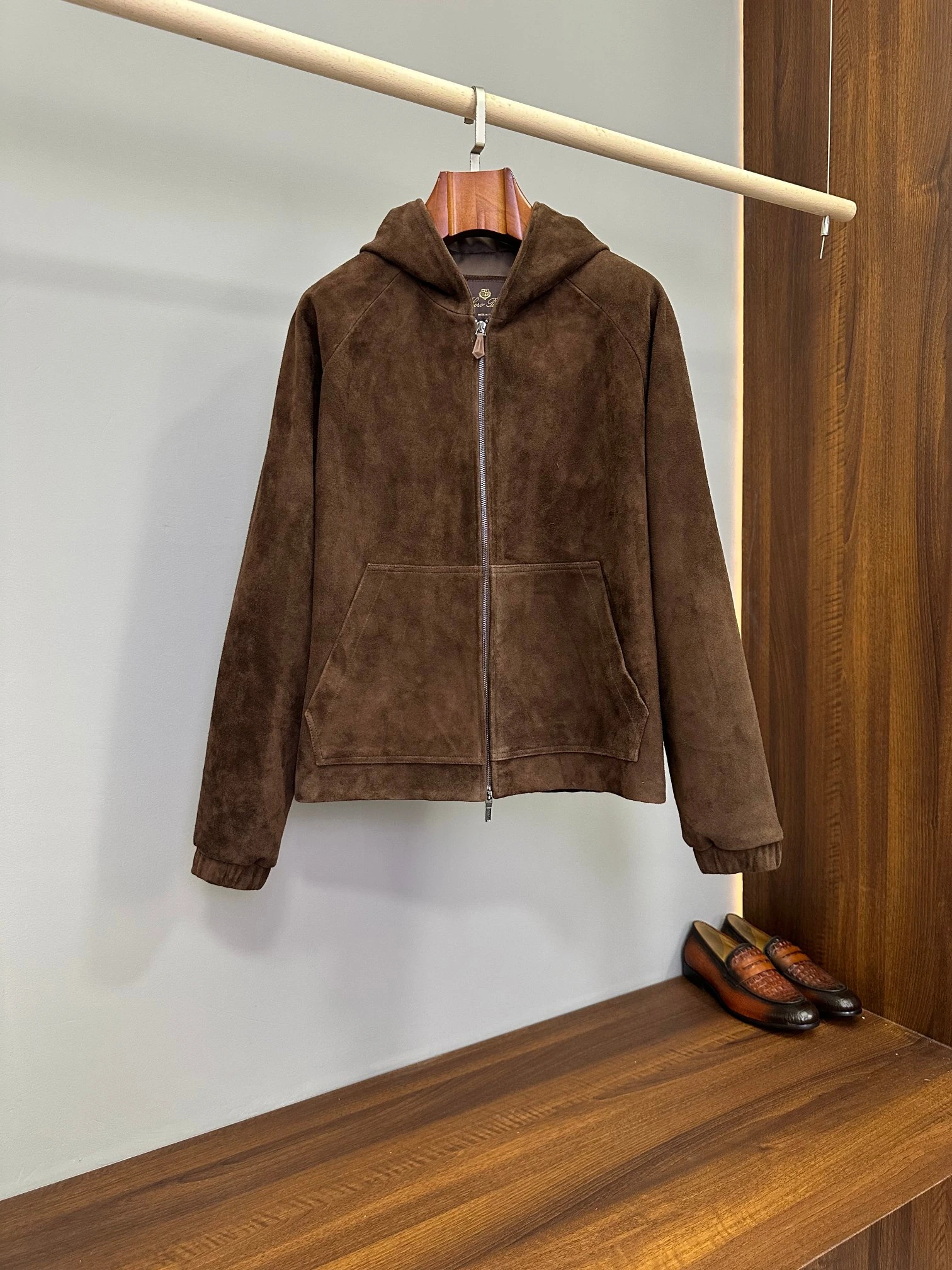 Loro Piana(ロロ・ピアーナ) 秋冬 ヴィンテージ風・クロップド丈・フード付き・ジップ・ポケット・マット仕上げ ジャケット。 素材:スエードラムスキン・ラムスキン・スエード