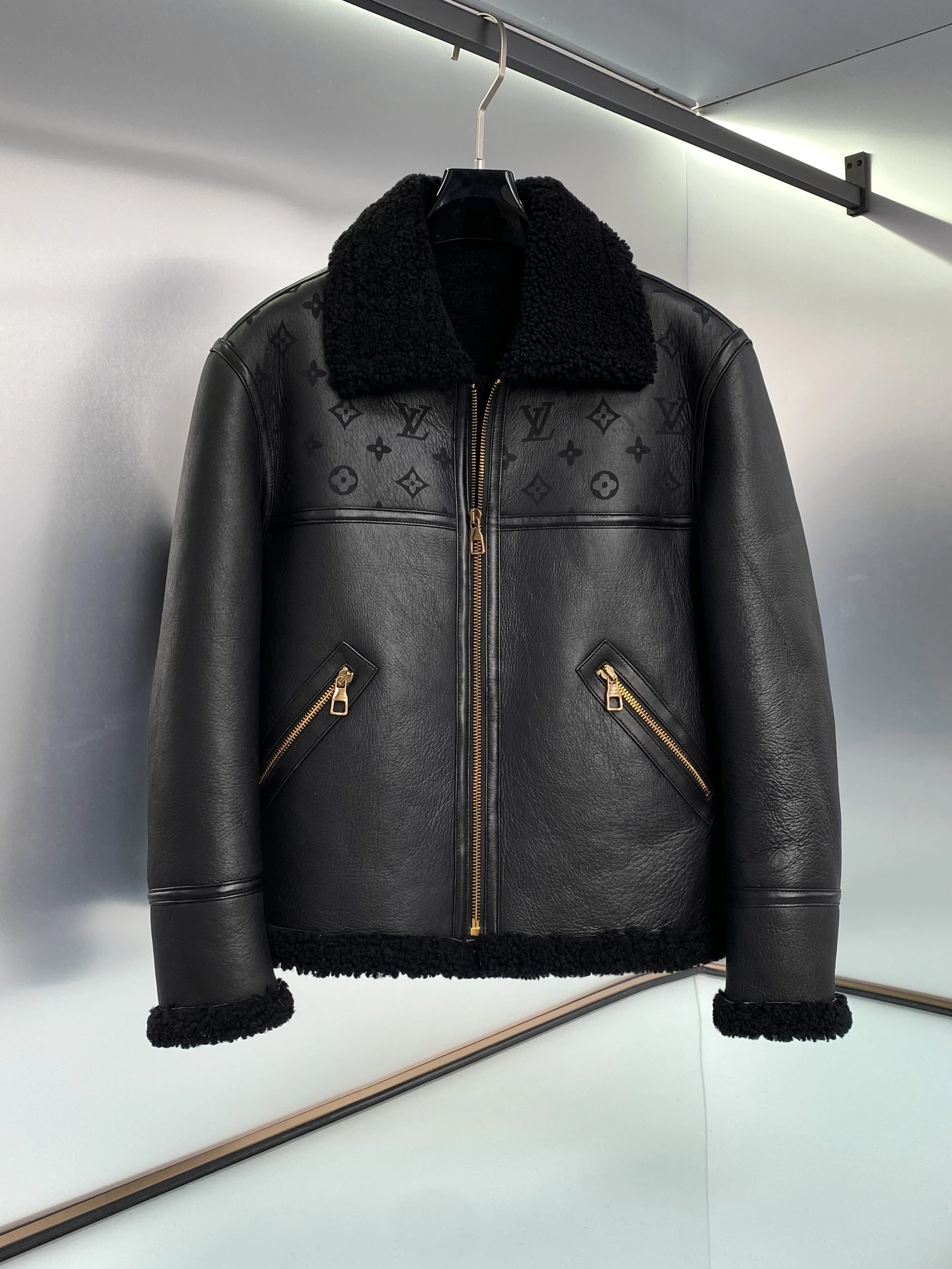 Louis Vuitton(ルイ・ヴィトン / LV) プリント・メタルパーツ シアリングジャケット。 素材:シアリング。 サイズ:48-56。 品番:2032024。 オリジナル仕様
