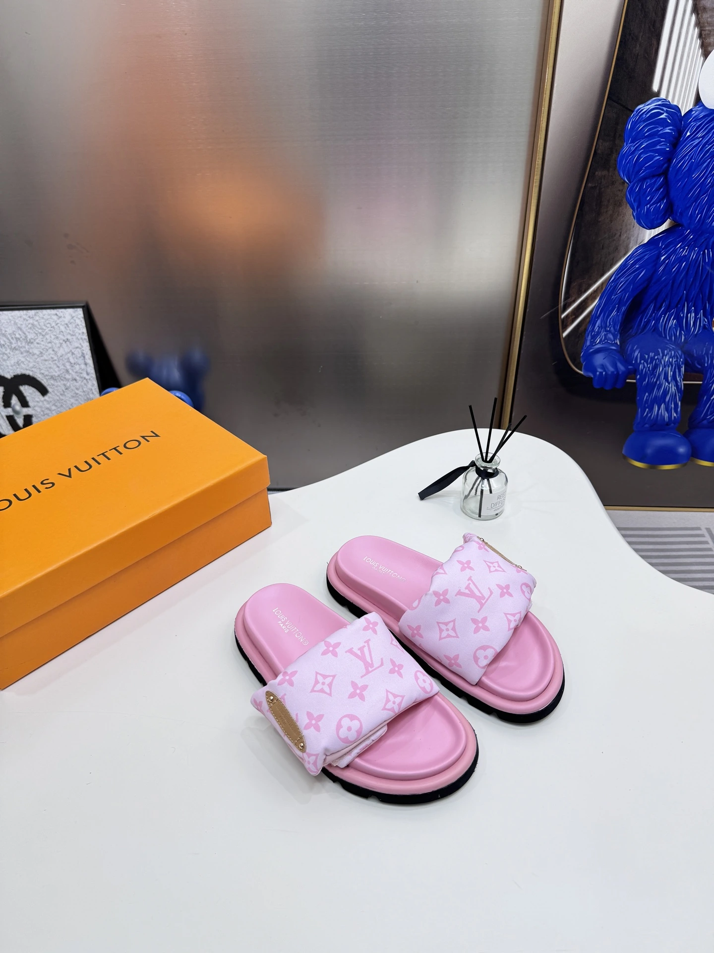 オレンジファクトリー ルイ・ヴィトン LV 新色カジュアルベルクロサンダル、フラットサンダル、カップルスタイル、店舗と同時更新