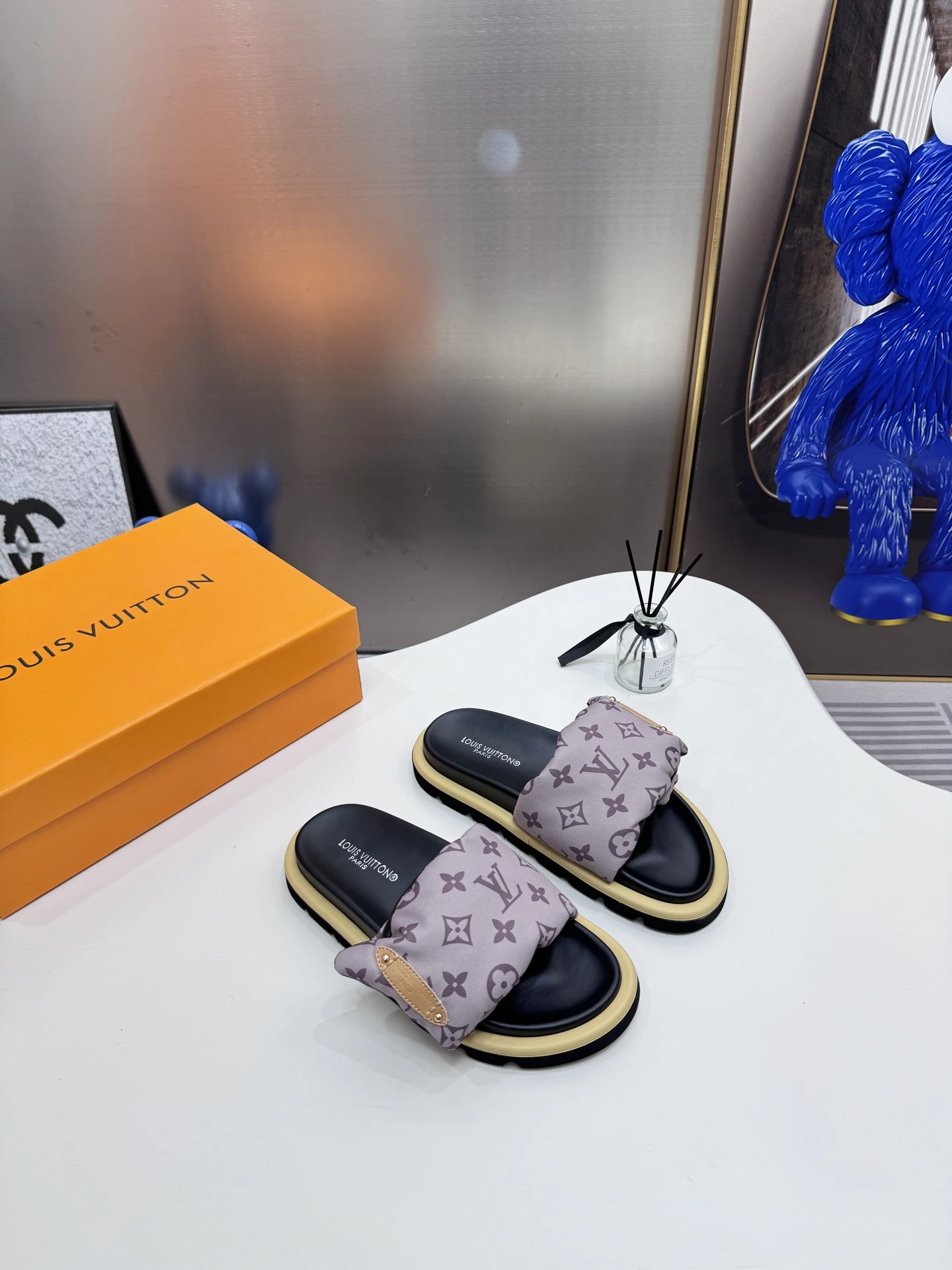 オレンジファクトリー ルイ・ヴィトン LV 新色カジュアルベルクロサンダル、フラットサンダル、カップルスタイル、店舗と同時更新
