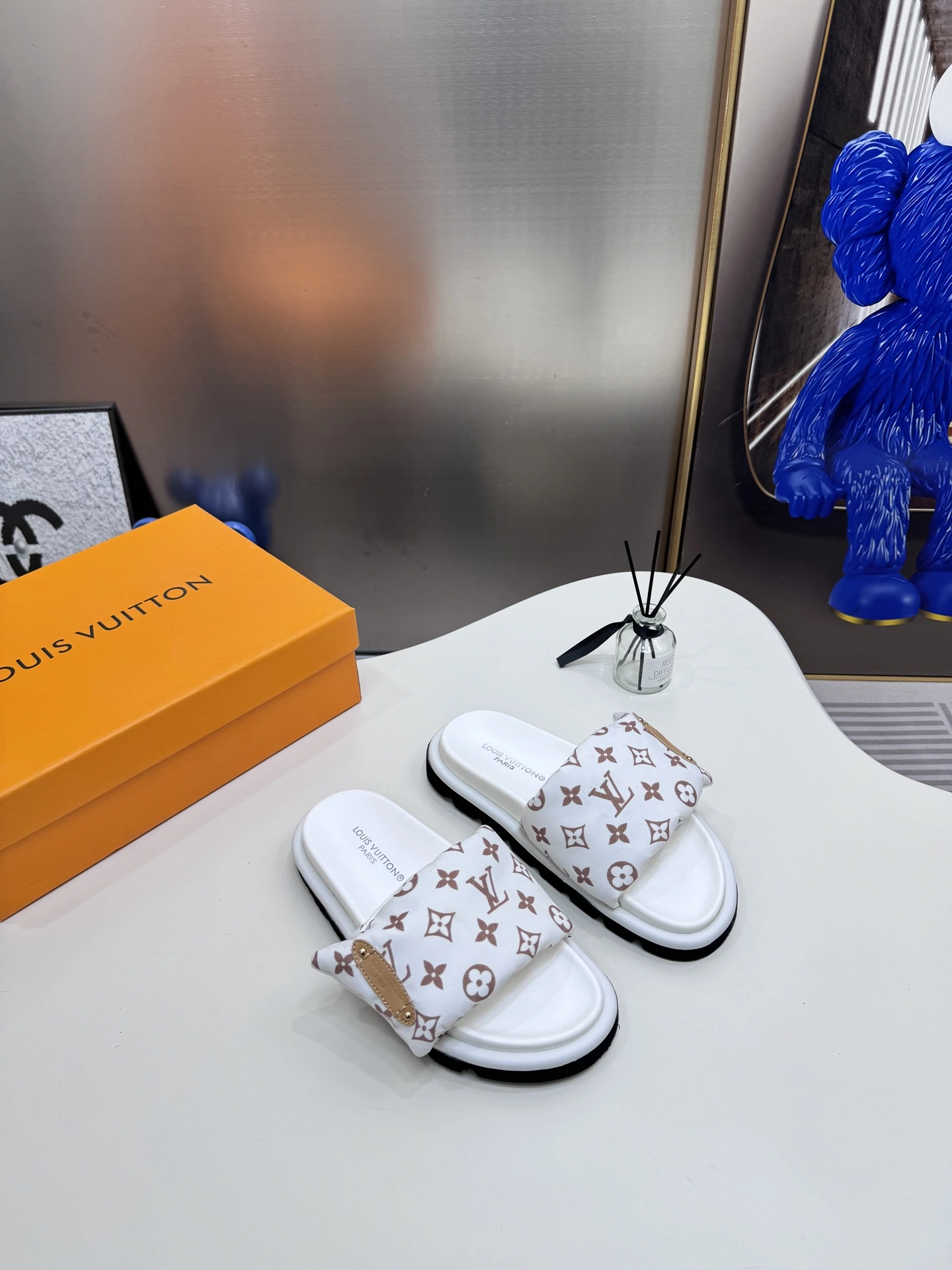 オレンジファクトリー ルイ・ヴィトン LV 新色カジュアルベルクロサンダル、フラットサンダル、カップルスタイル、店舗と同時更新