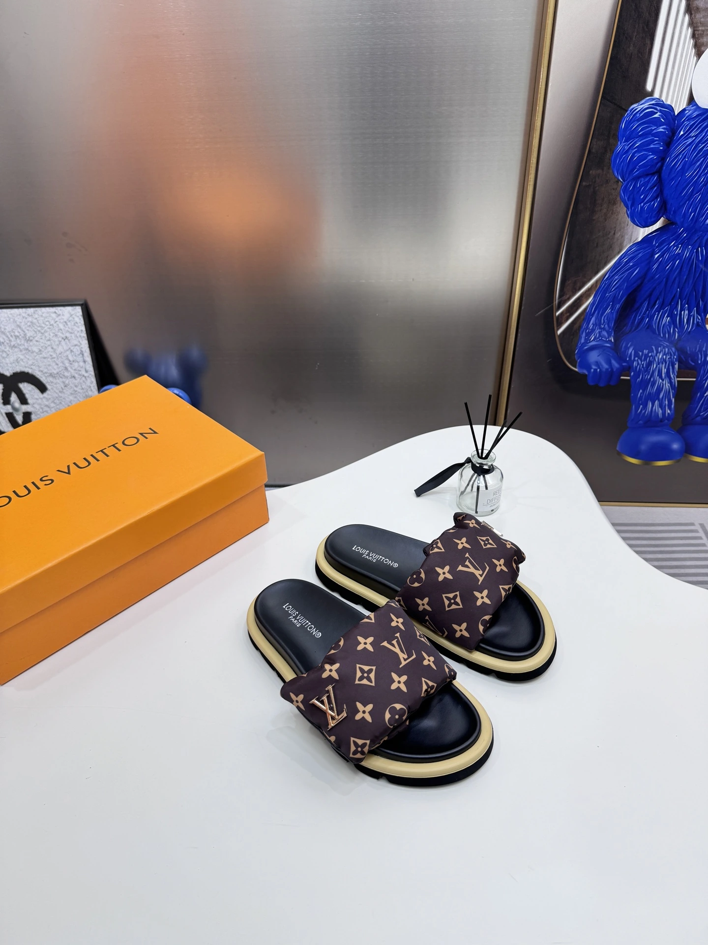 オレンジファクトリー ルイ・ヴィトン LV 新色カジュアルベルクロサンダル、フラットサンダル、カップルスタイル、店舗と同時更新