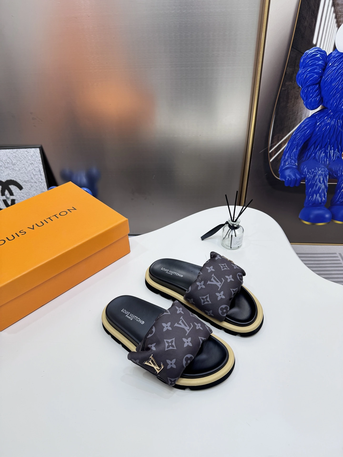 オレンジファクトリー ルイ・ヴィトン LV 新色カジュアルベルクロサンダル、フラットサンダル、カップルスタイル、店舗と同時更新