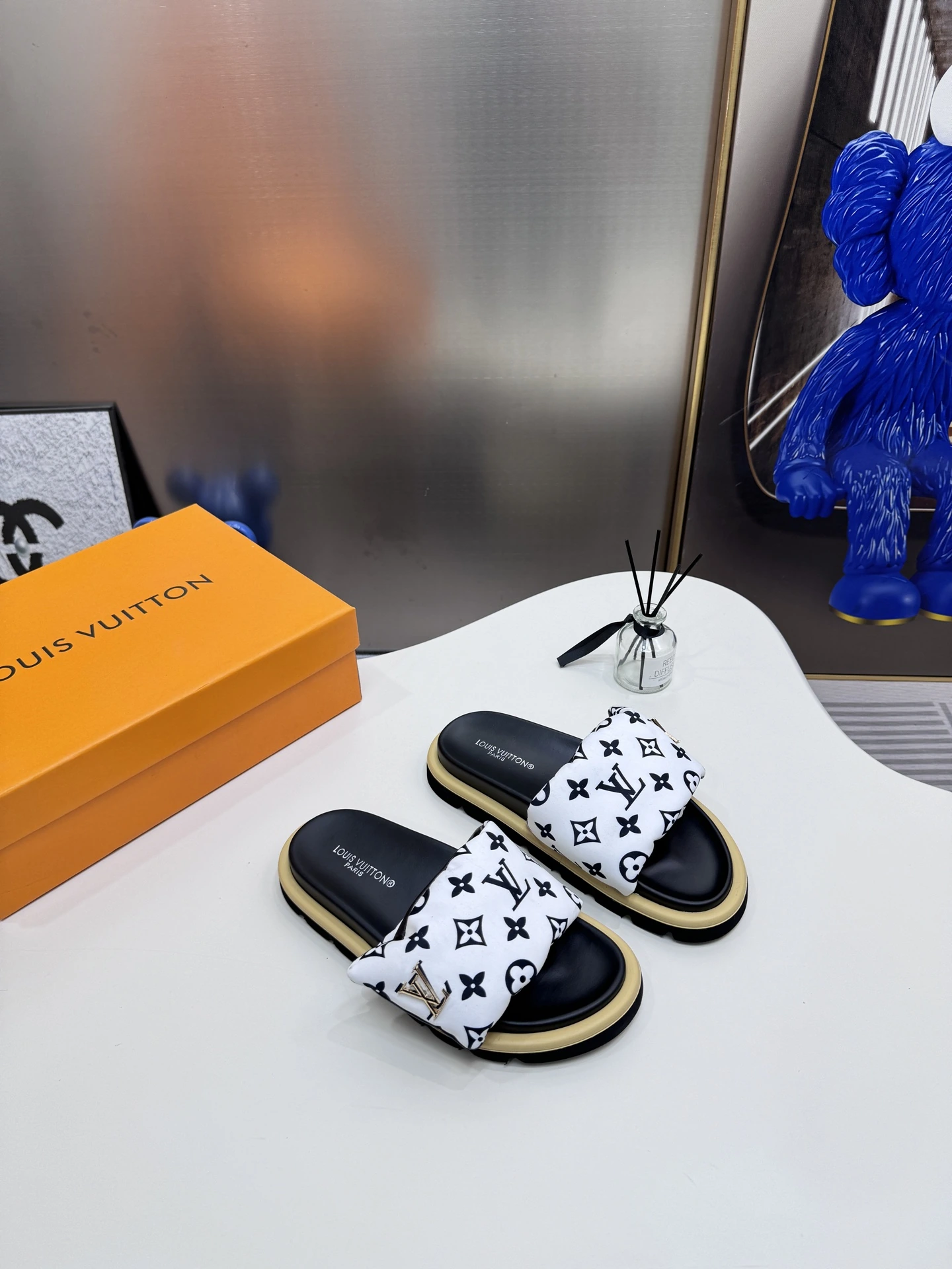 オレンジファクトリー ルイ・ヴィトン LV 新色カジュアルベルクロサンダル、フラットサンダル、カップルスタイル、店舗と同時更新