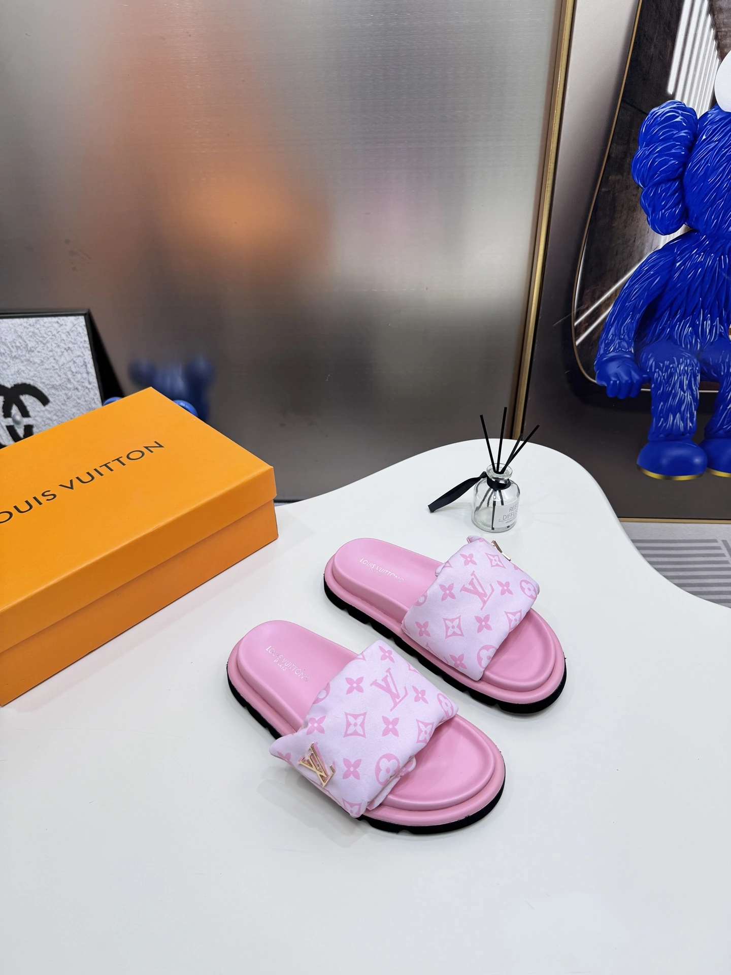 オレンジファクトリー ルイ・ヴィトン LV 新色カジュアルベルクロサンダル、フラットサンダル、カップルスタイル、店舗と同時更新