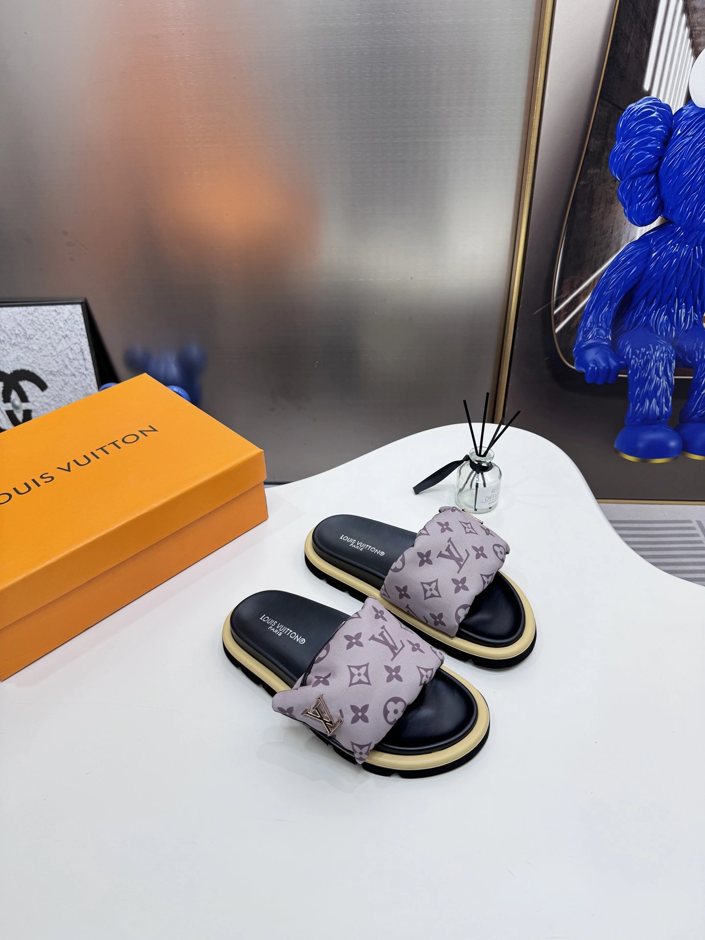 オレンジファクトリー ルイ・ヴィトン LV 新色カジュアルベルクロサンダル、フラットサンダル、カップルスタイル、店舗と同時更新