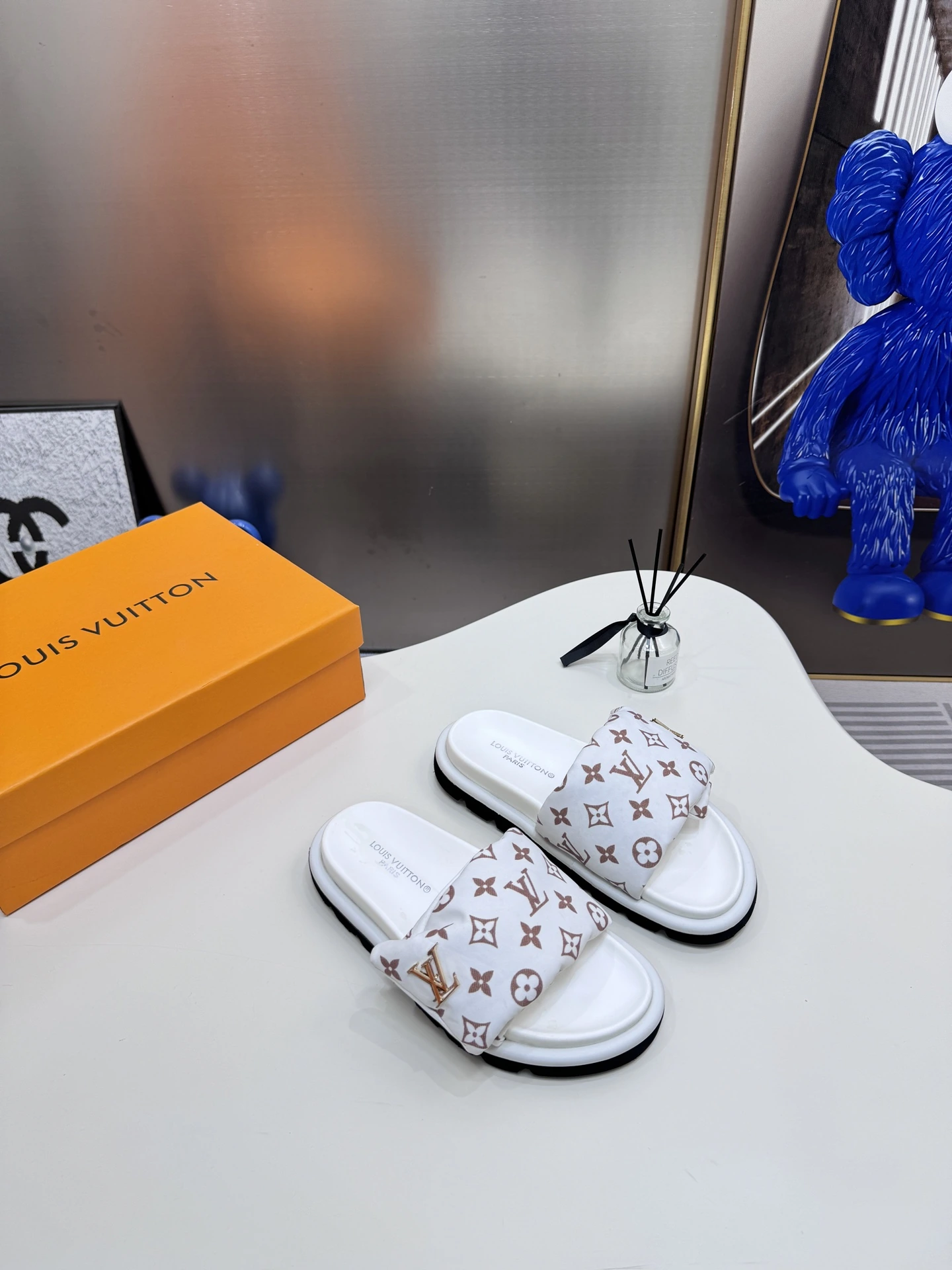 オレンジファクトリー ルイ・ヴィトン LV 新色カジュアルベルクロサンダル、フラットサンダル、カップルスタイル、店舗と同時更新