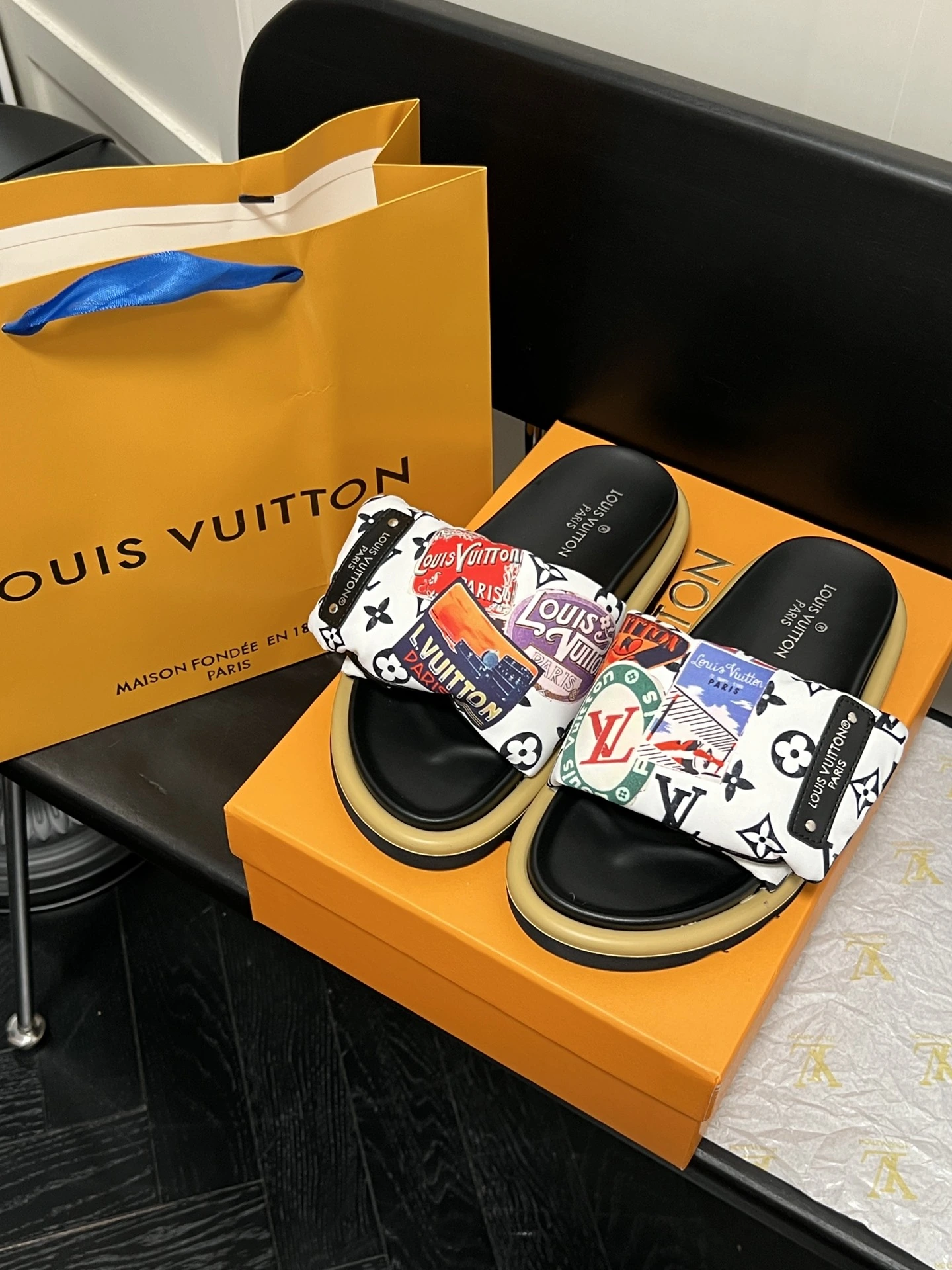 オレンジファクトリー価格 ルイ・ヴィトン LV 新作パーソナライズプリントベルクロスリッパフラットサンダル、カップルスタイル、サイズ:35-45