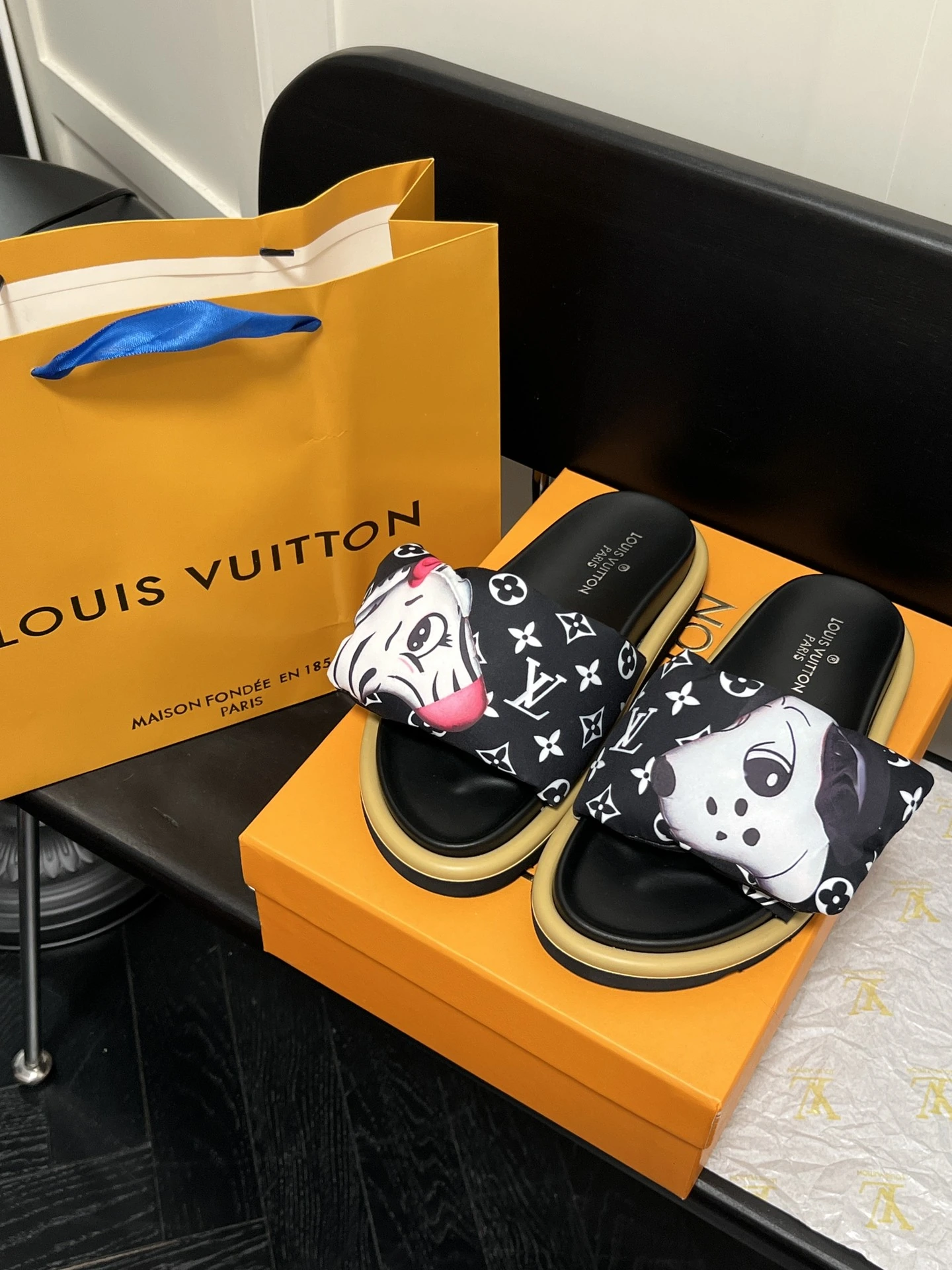 オレンジファクトリー価格 ルイ・ヴィトン LV 新作パーソナライズプリントベルクロスリッパフラットサンダル、カップルスタイル、サイズ:35-45