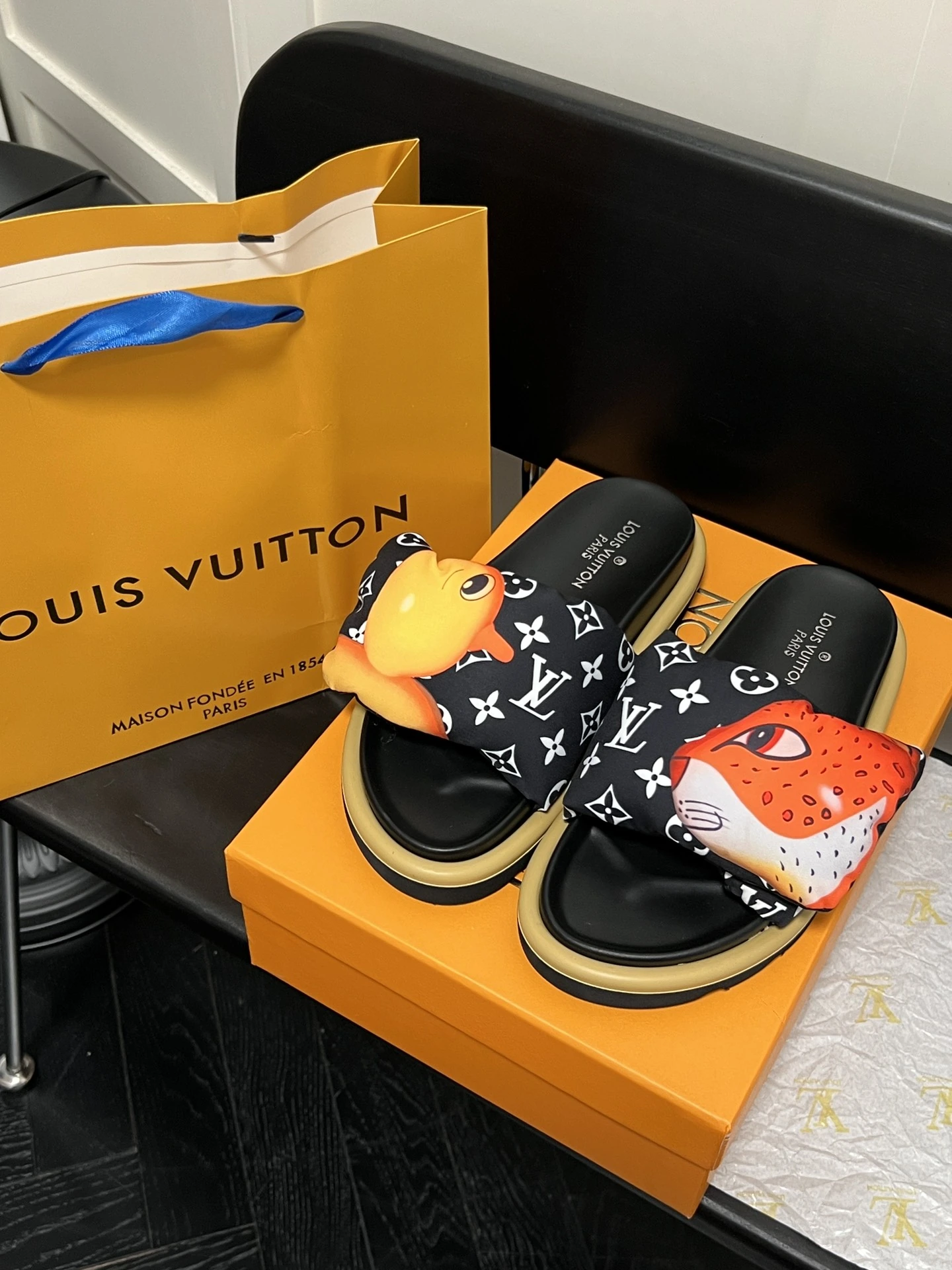 オレンジファクトリー価格 ルイ・ヴィトン LV 新作パーソナライズプリントベルクロスリッパフラットサンダル、カップルスタイル、サイズ:35-45