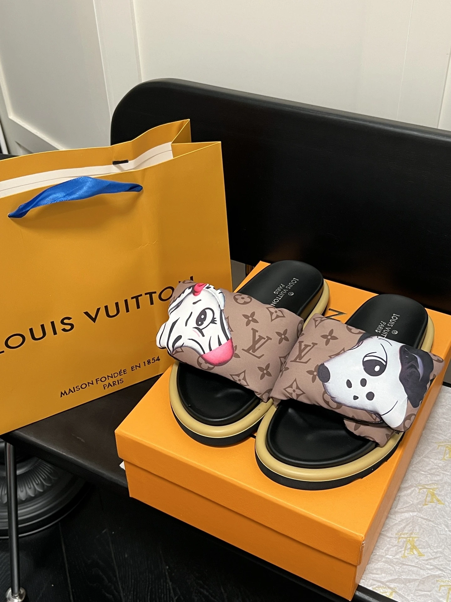 オレンジファクトリー価格 ルイ・ヴィトン LV 新作パーソナライズプリントベルクロスリッパフラットサンダル、カップルスタイル、サイズ:35-45