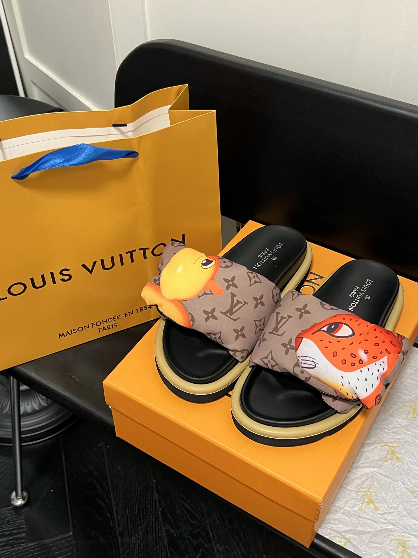 オレンジファクトリー価格 ルイ・ヴィトン LV 新作パーソナライズプリントベルクロスリッパフラットサンダル、カップルスタイル、サイズ:35-45