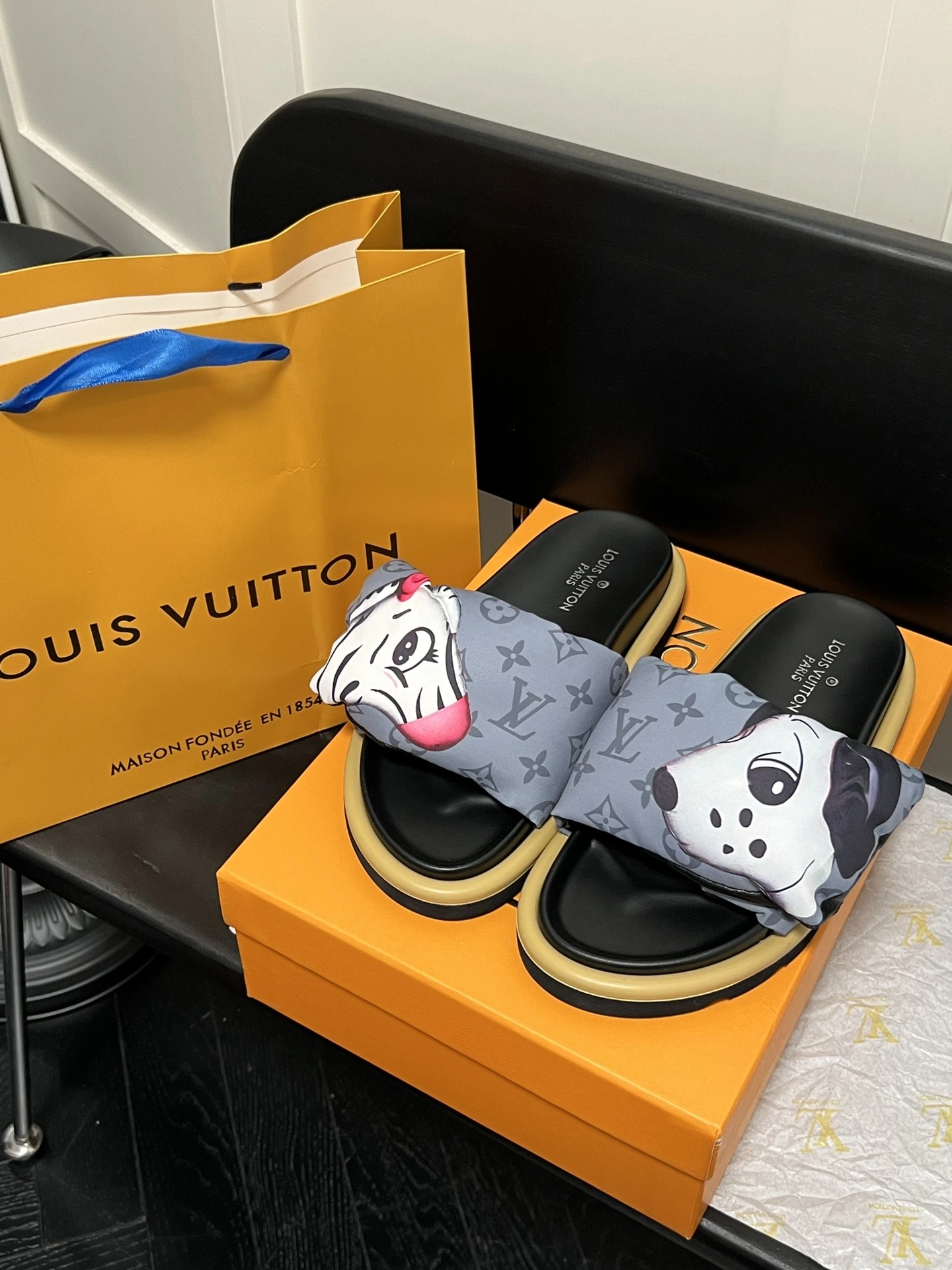 オレンジファクトリー価格 ルイ・ヴィトン LV 新作パーソナライズプリントベルクロスリッパフラットサンダル、カップルスタイル、サイズ:35-45