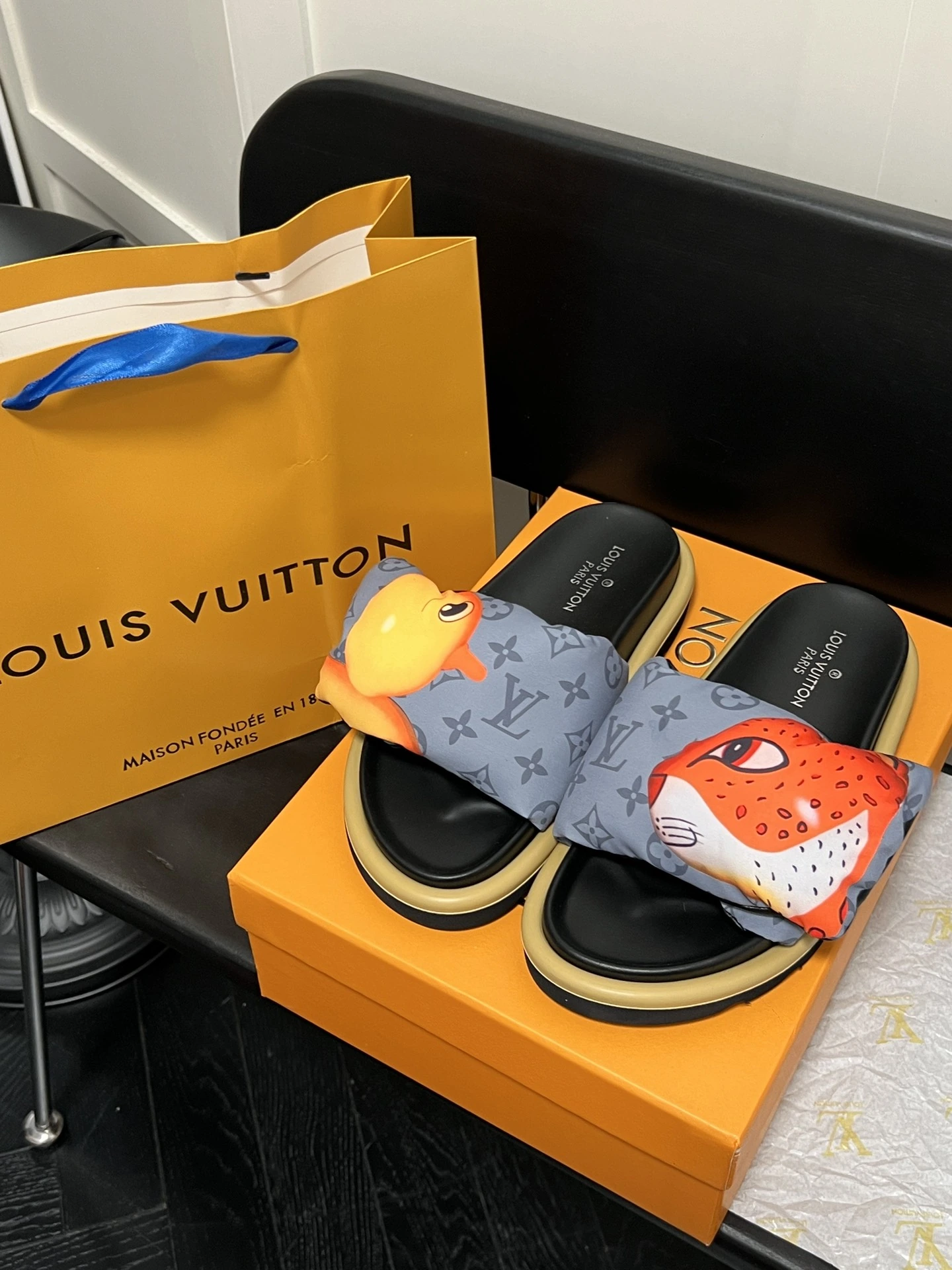 オレンジファクトリー価格 ルイ・ヴィトン LV 新作パーソナライズプリントベルクロスリッパフラットサンダル、カップルスタイル、サイズ:35-45