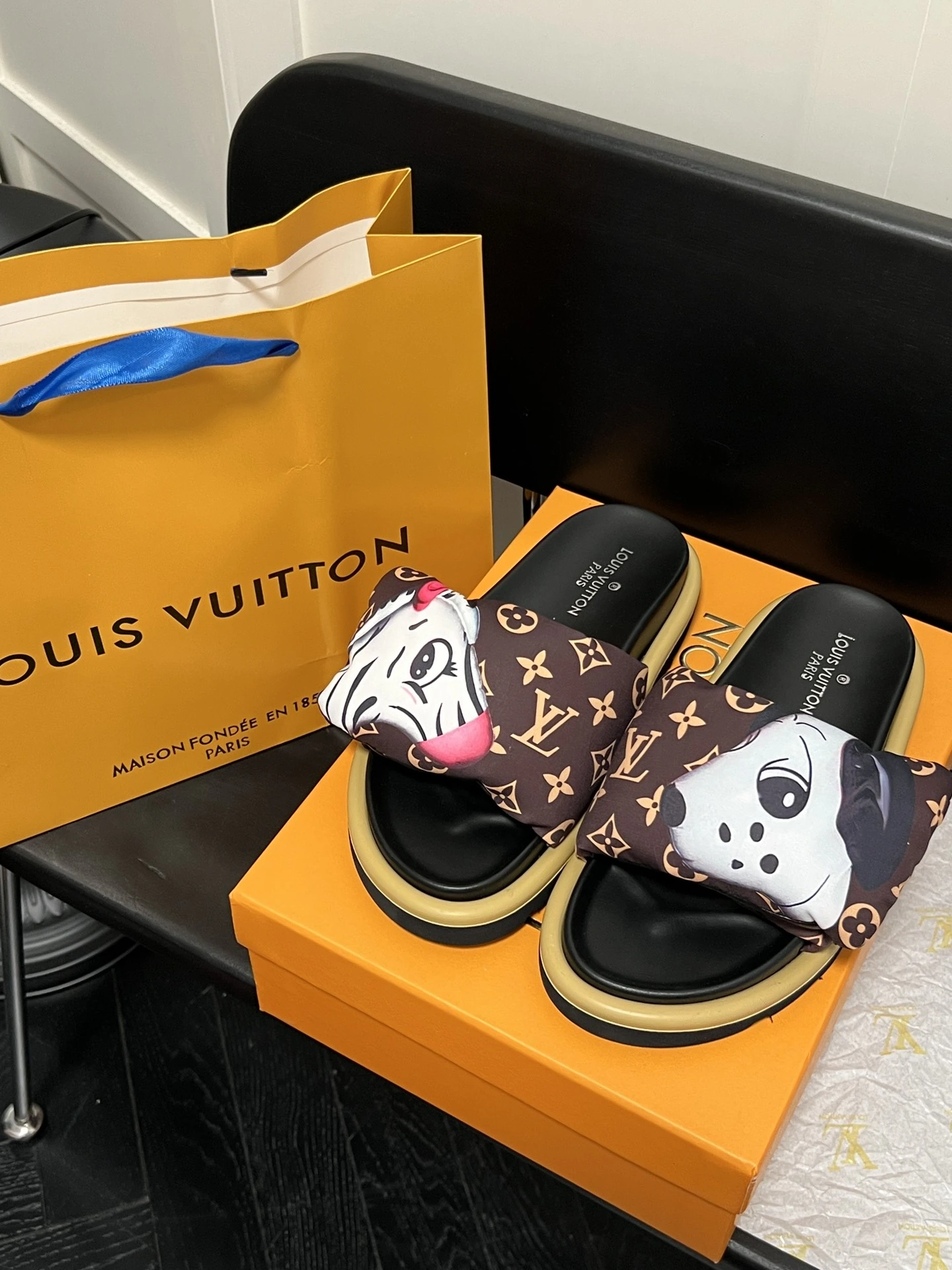 オレンジファクトリー価格 ルイ・ヴィトン LV 新作パーソナライズプリントベルクロスリッパフラットサンダル、カップルスタイル、サイズ:35-45