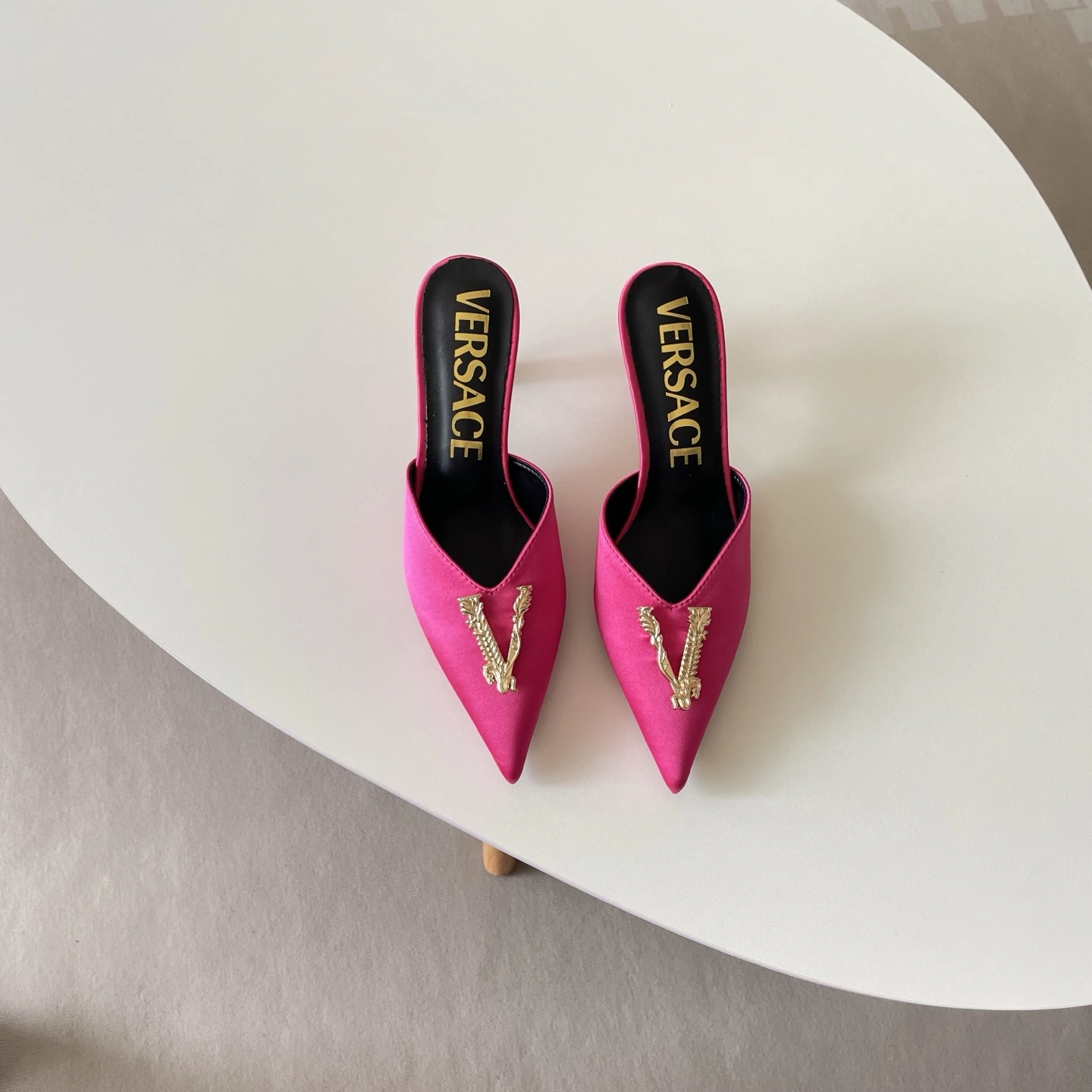 オレンジファクトリー価格 VERSACE ハイヒールスリッパ 2026 トップティアブティック 新限定版 公式サイト限定 新着 Versace 26P Vバック ポインテッドトゥ ハイヒールスリッパ / Versace 美しい靴 / セクシーなハイヒール / Versace 靴愛好家 ファッションウィーク 新ランウェイショー 同スタイル Taikoo Li