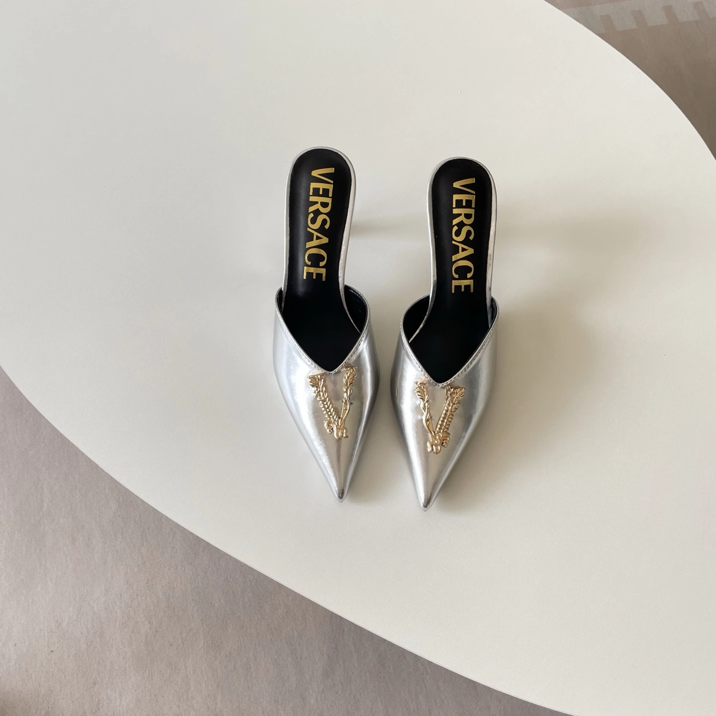 オレンジファクトリー価格 VERSACE ハイヒールスリッパ 2026 トップティアブティック 新限定版 公式サイト限定 新着 Versace 26P Vバック ポインテッドトゥ ハイヒールスリッパ / Versace 美しい靴 / セクシーなハイヒール / Versace 靴愛好家 ファッションウィーク 新ランウェイショー 同スタイル Taikoo Li
