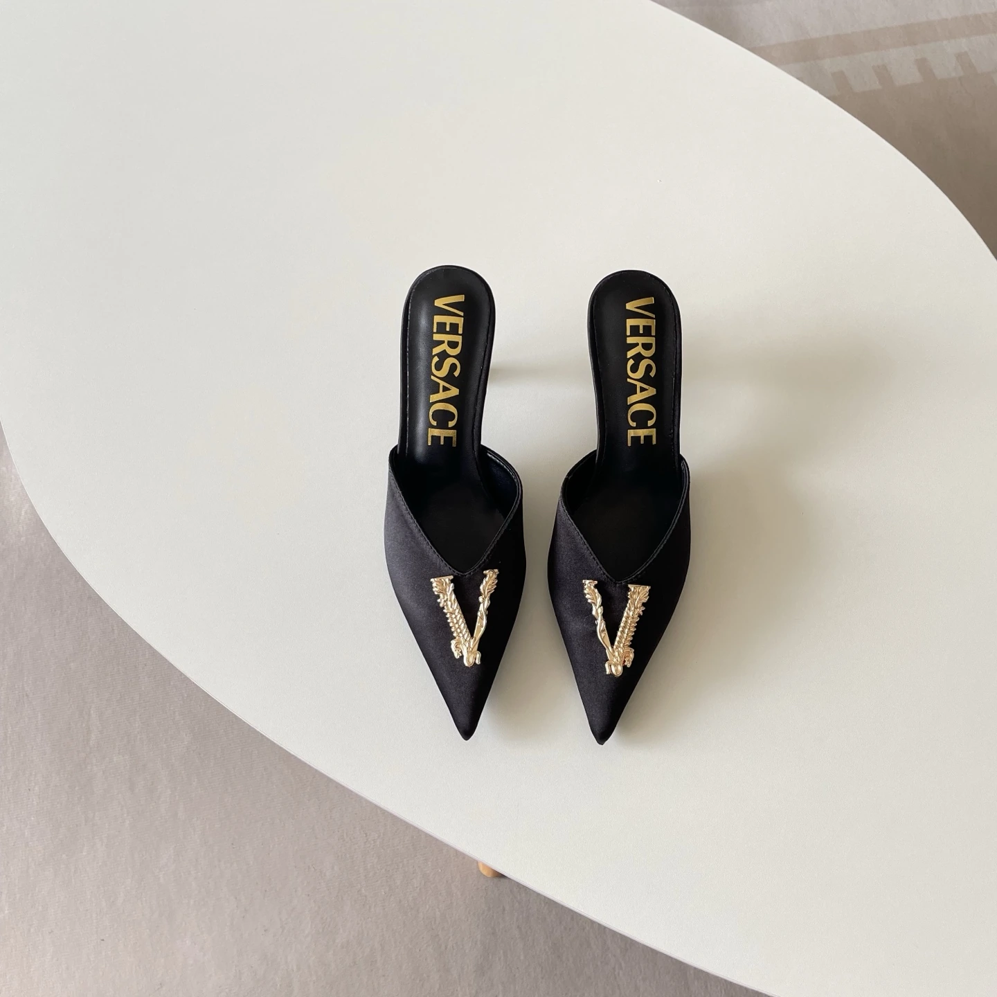 オレンジファクトリー価格 VERSACE ハイヒールスリッパ 2026 トップティアブティック 新限定版 公式サイト限定 新着 Versace 26P Vバック ポインテッドトゥ ハイヒールスリッパ / Versace 美しい靴 / セクシーなハイヒール / Versace 靴愛好家 ファッションウィーク 新ランウェイショー 同スタイル Taikoo Li
