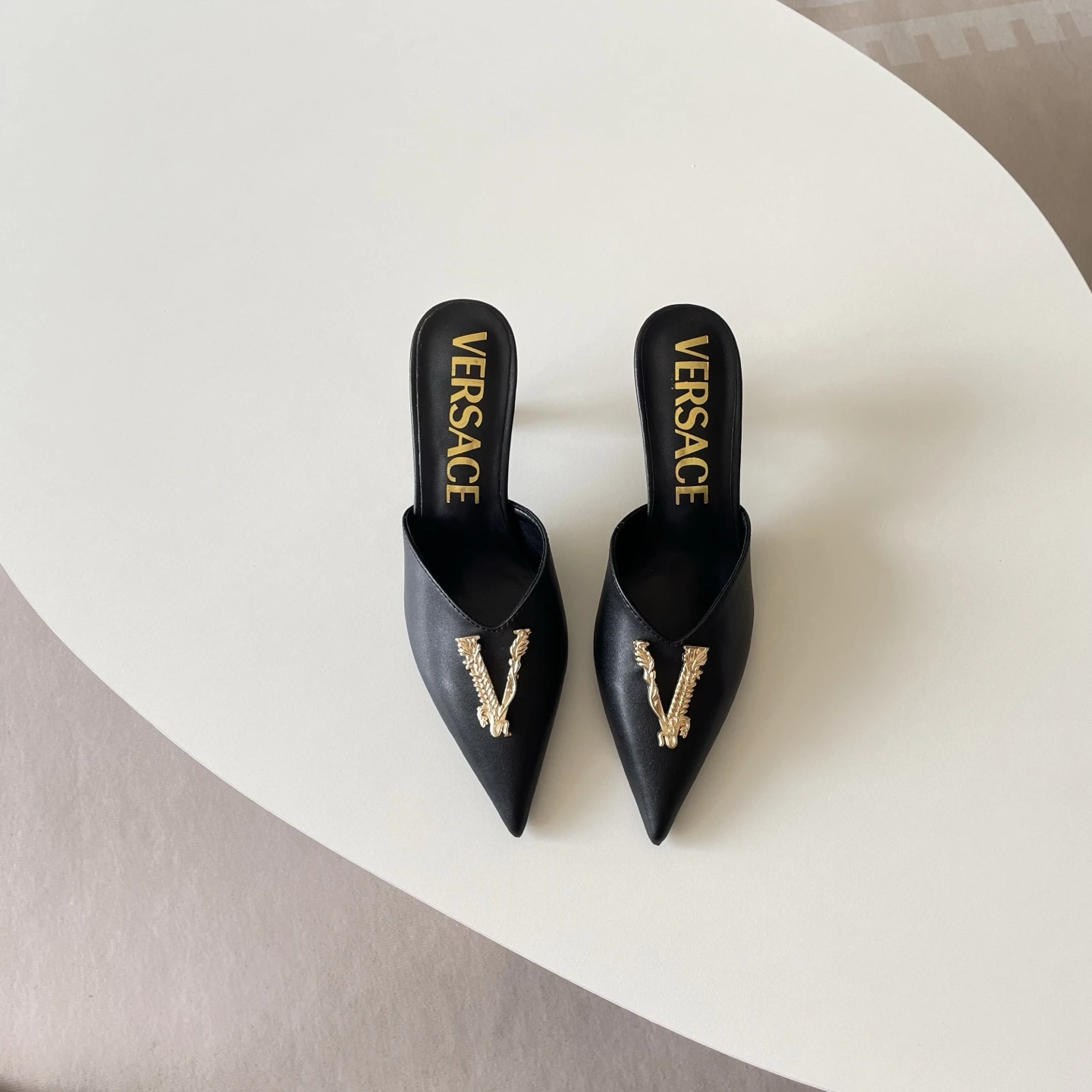 オレンジファクトリー価格 VERSACE ハイヒールスリッパ 2026 トップティアブティック 新限定版 公式サイト限定 新着 Versace 26P Vバック ポインテッドトゥ ハイヒールスリッパ / Versace 美しい靴 / セクシーなハイヒール / Versace 靴愛好家 ファッションウィーク 新ランウェイショー 同スタイル Taikoo Li
