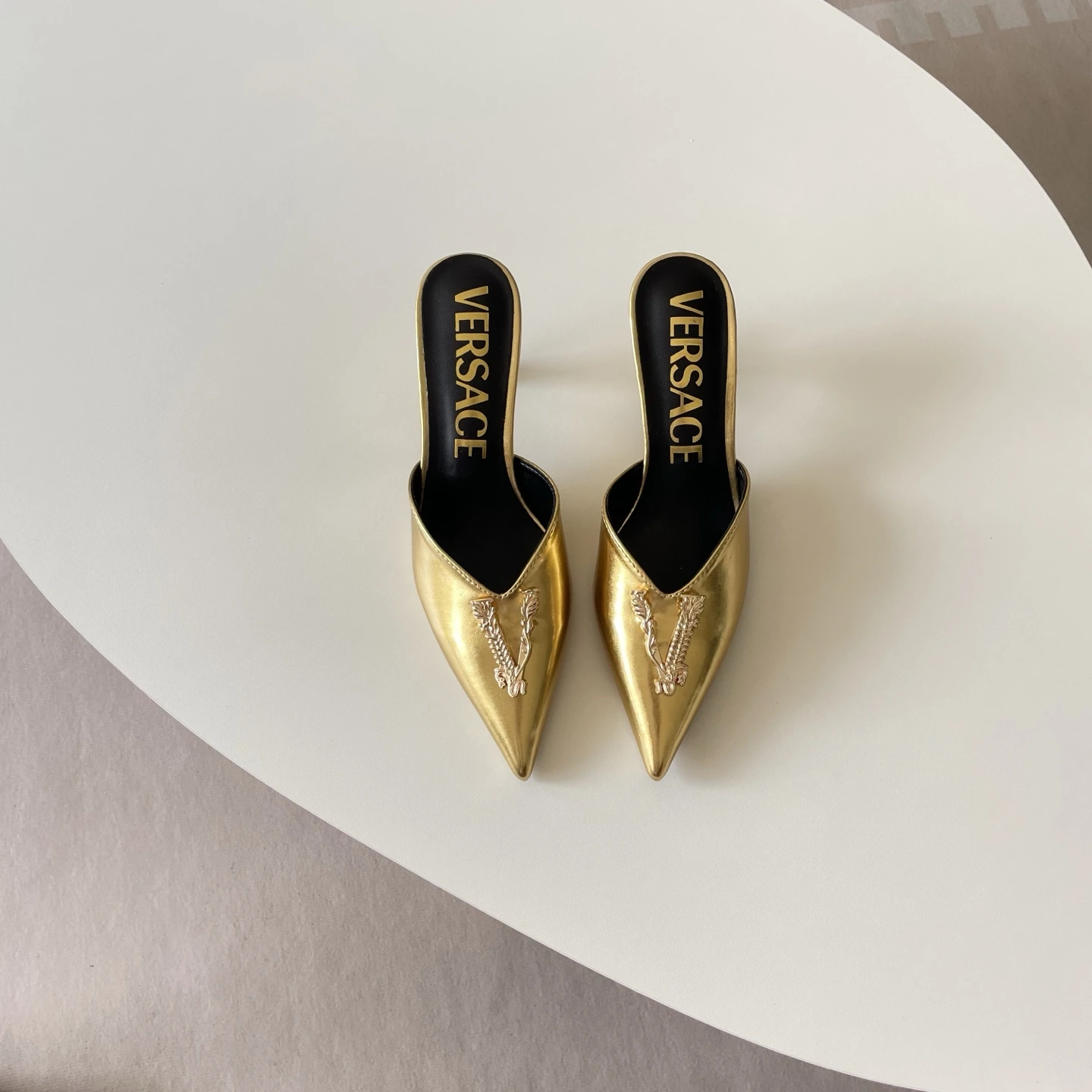 オレンジファクトリー価格 VERSACE ハイヒールスリッパ 2026 トップティアブティック 新限定版 公式サイト限定 新着 Versace 26P Vバック ポインテッドトゥ ハイヒールスリッパ / Versace 美しい靴 / セクシーなハイヒール / Versace 靴愛好家 ファッションウィーク 新ランウェイショー 同スタイル Taikoo Li