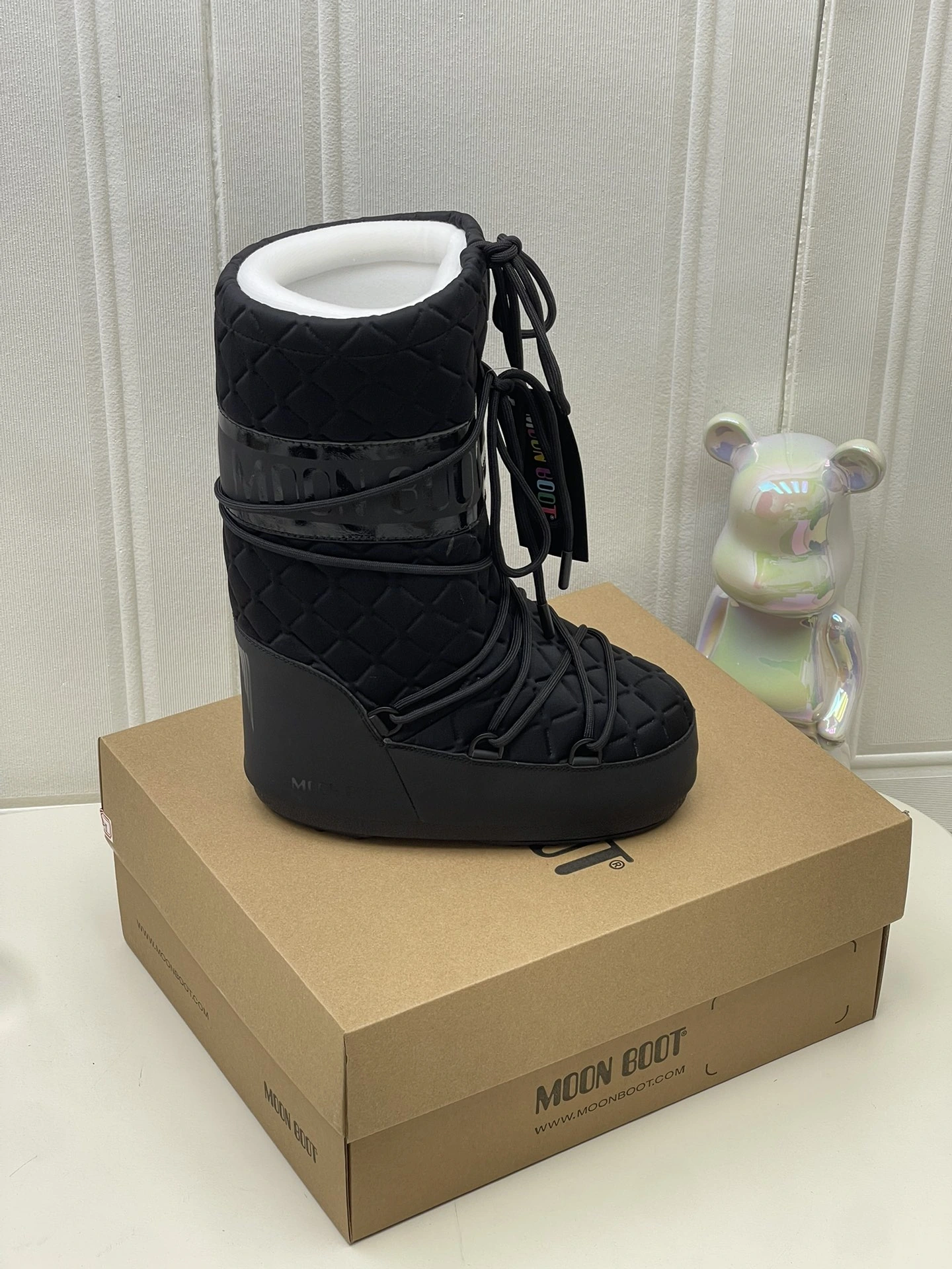 UGG Moon Boot2024vs ブーツ