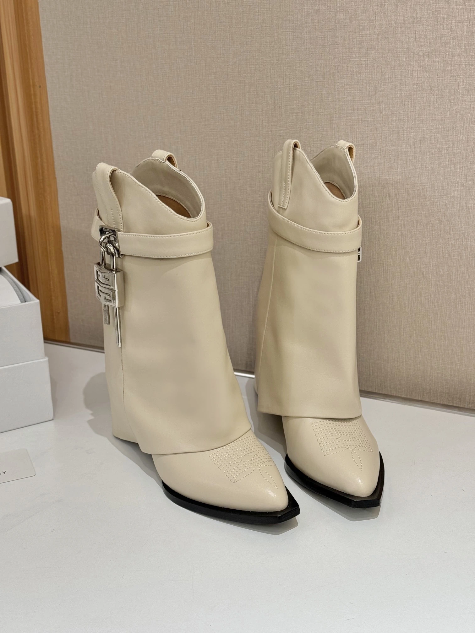 Givenchy Logo ショートブーツ