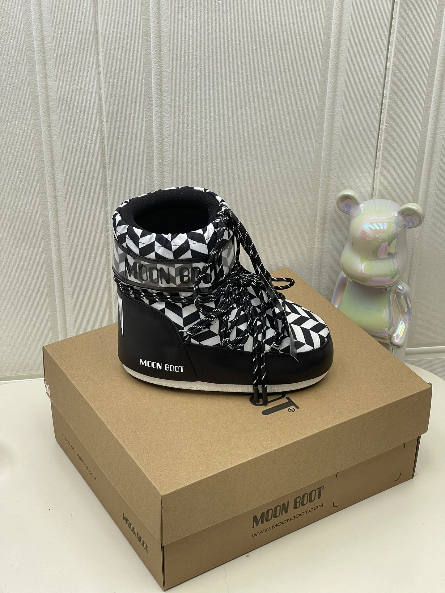 UGG Moon Boot2024vs ブーツ