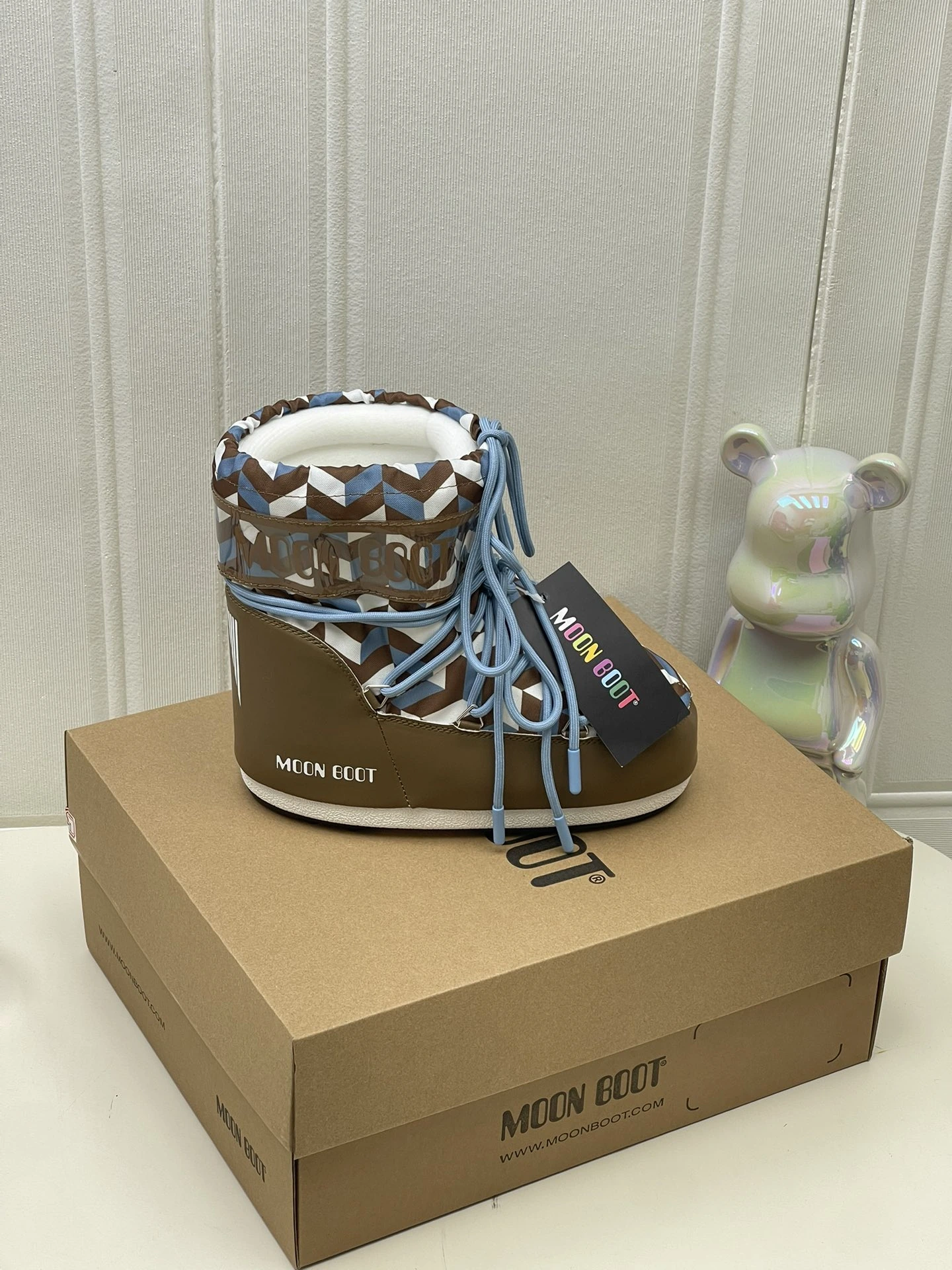 UGG Moon Boot2024vs ブーツ