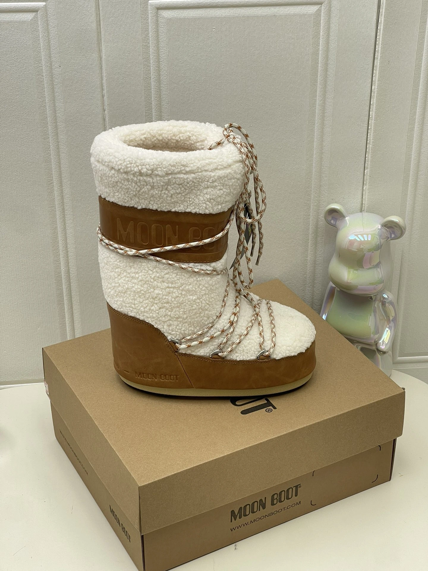 UGG Moon Boot2024vs ブーツ