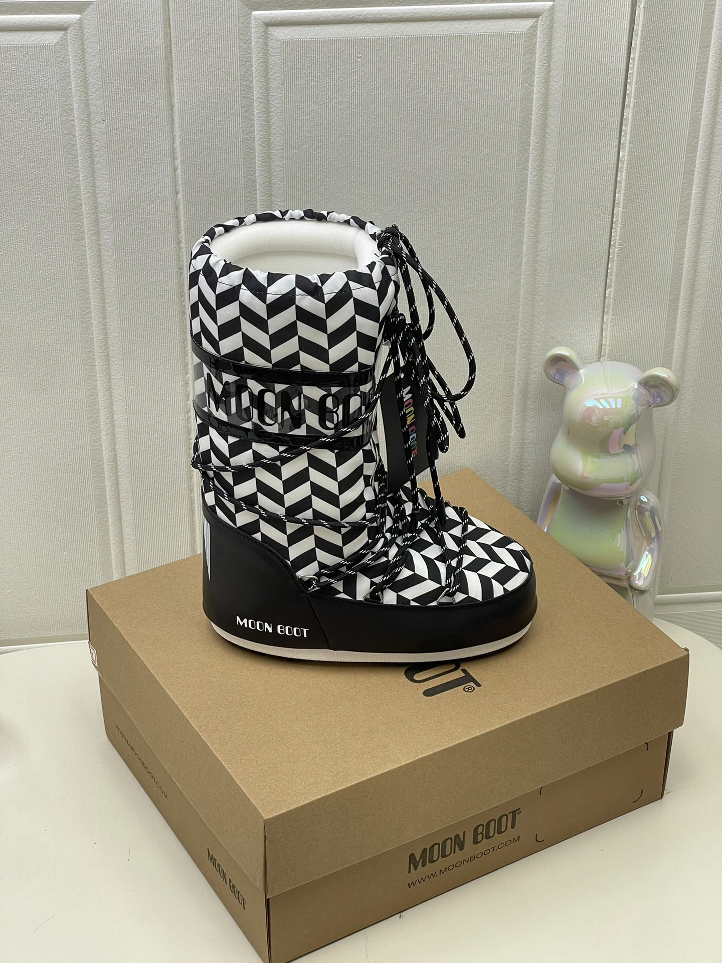 UGG Moon Boot2024vs ブーツ