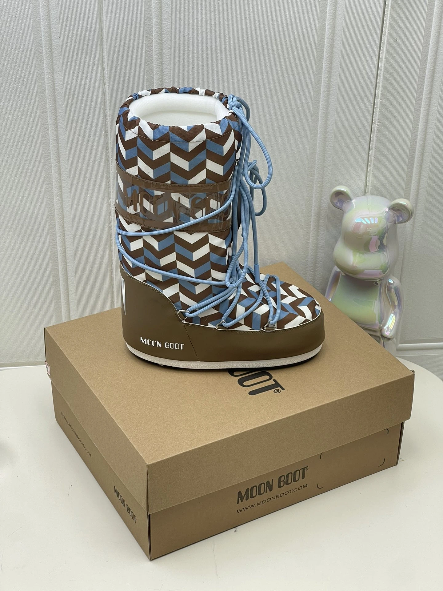 UGG Moon Boot2024vs ブーツ