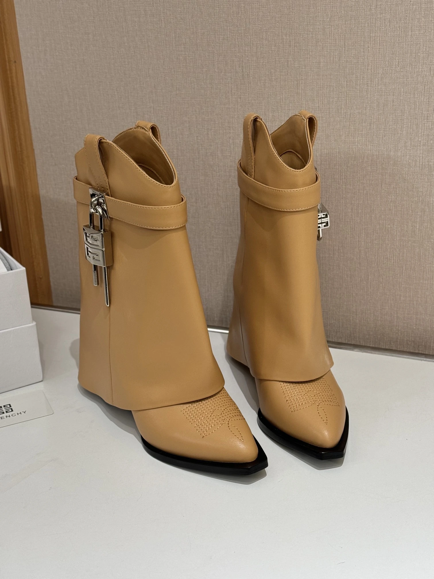 Givenchy Logo ショートブーツ