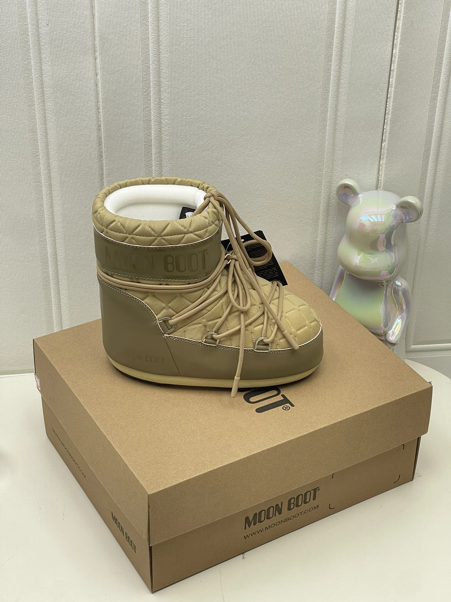 UGG Moon Boot2024vs ブーツ