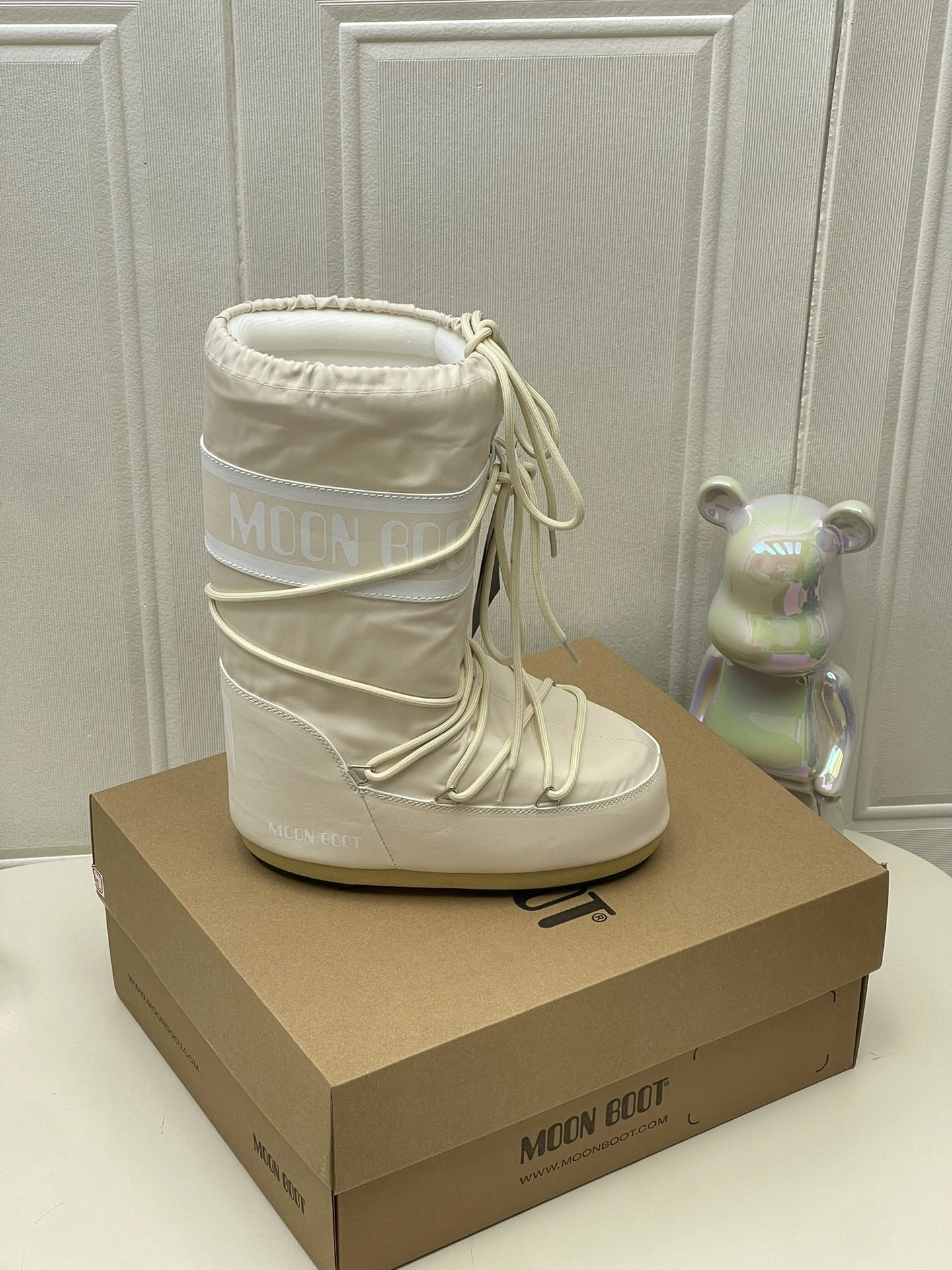 UGG Moon Boot2024vs ブーツ
