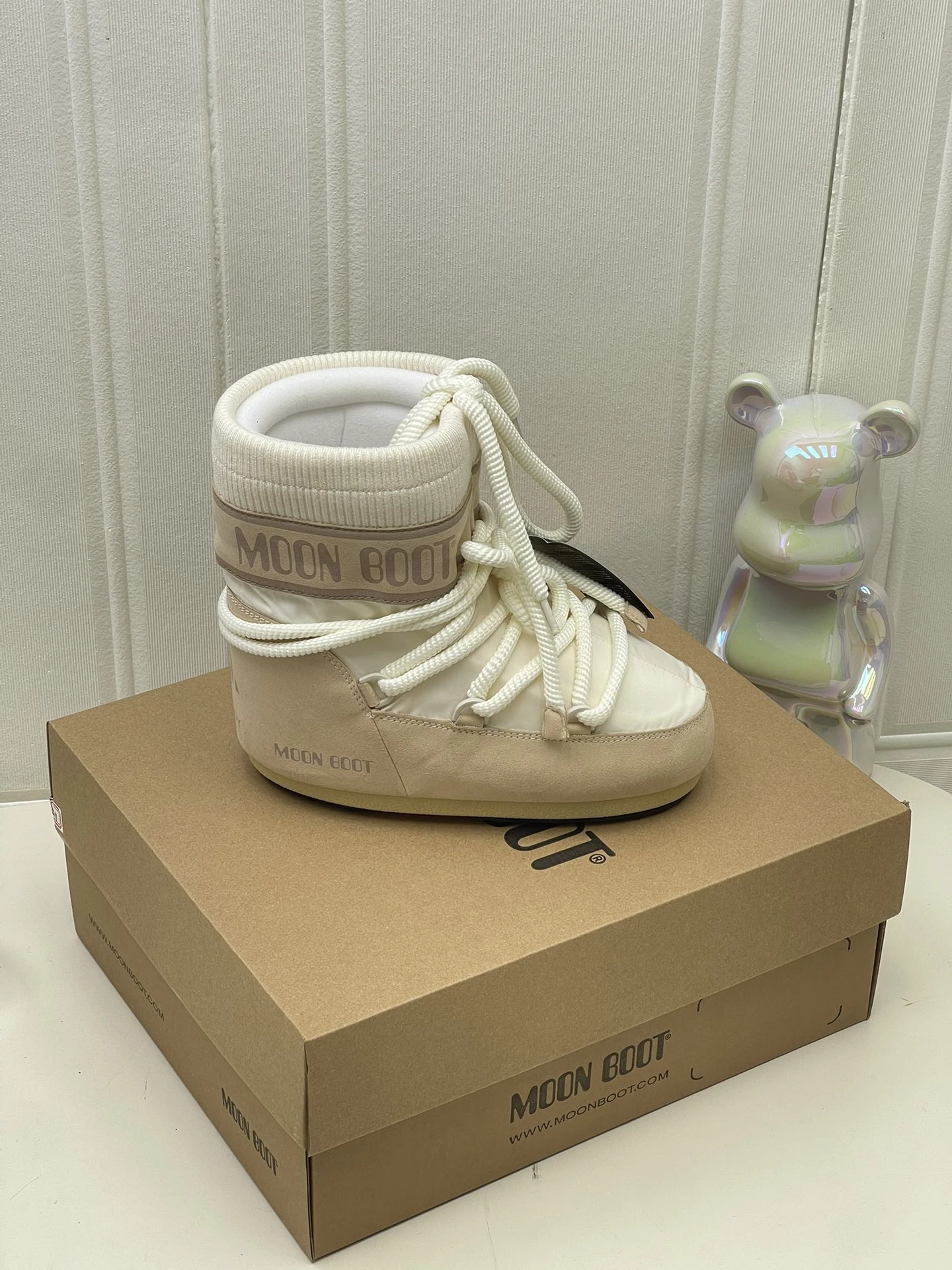 UGG Moon Boot2024vs ブーツ
