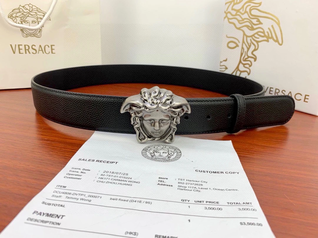特p15150 幅4.0cm Versace(ヴェルサーチェ)新作パール調型押しレザーの裏面/リバーシブルトップグレインレザー :柔らかな手触り、このベルトを備えた目を引くメドゥーサヘッドバックル、どんなコーデにも立体感のある上品なアクセントを添えます