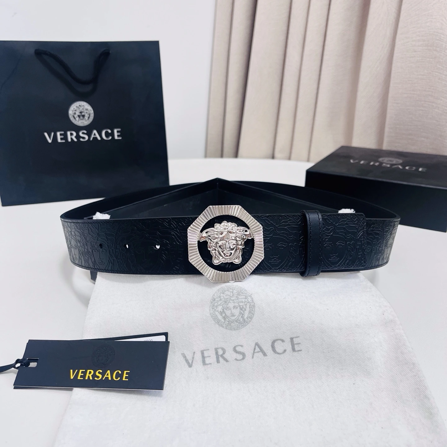 特p15125 Versace(ヴェルサーチェ)、新作エンボスベルトを備えた目を引くメドゥーサヘッドバックル、どんなコーデにも立体感のある上品なアクセントを添えます。4.0cm幅