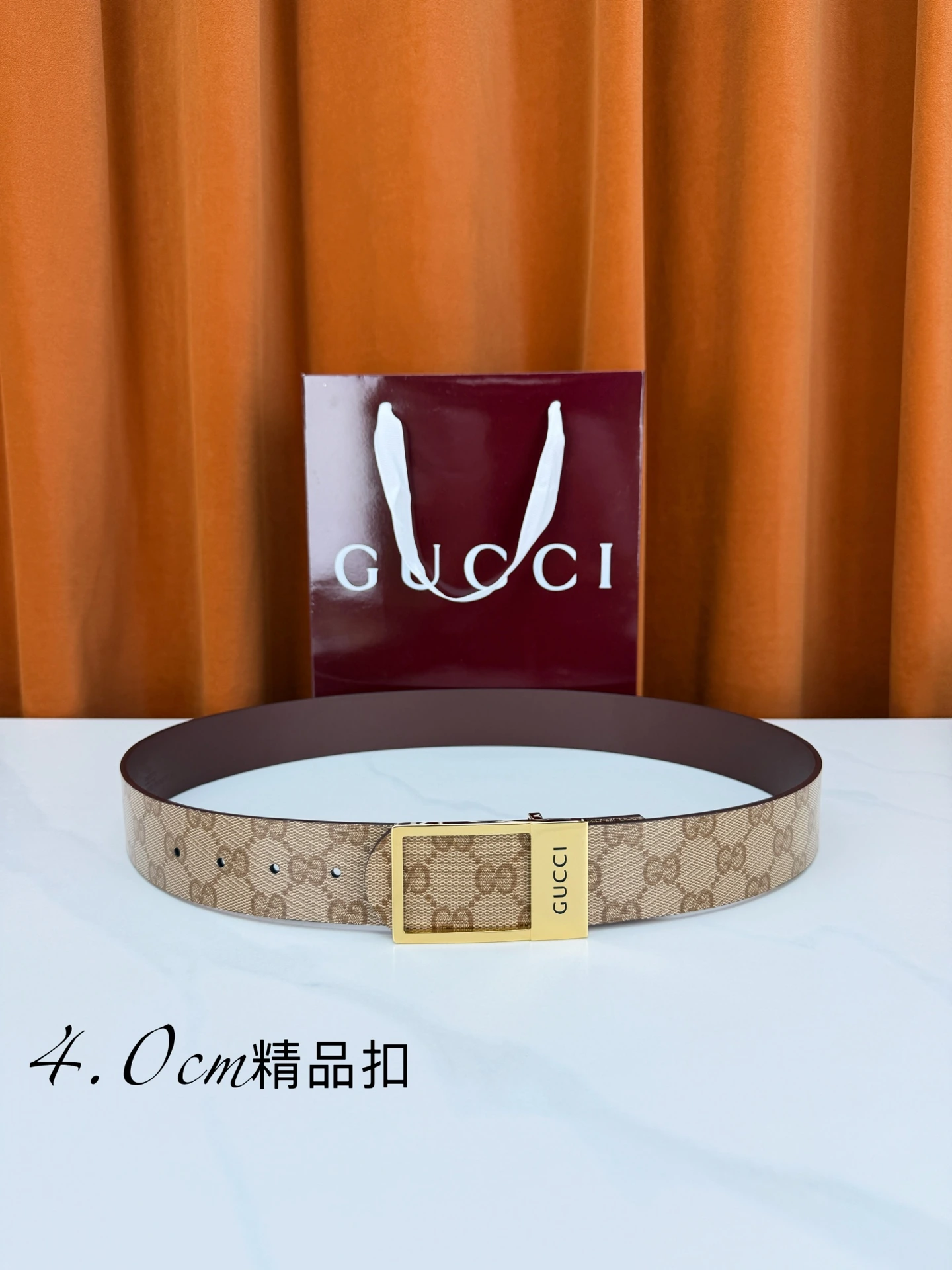 特p15140 Gucci(グッチ) 幅4.0cm フックバックルベルト、リバーシブル使用、カーキブラウン双Gクラシックモノグラムコーティングファブリック組み合わせ深ブラウンスムースレザー、スクエアバックル刻印Gucci(グッチ)ロゴ、ゴールド・シルバー・ブラックの3色選択可能、酒红ギフトボックスリボン付きギフト仕様モデル、エレガントで合わせやすい