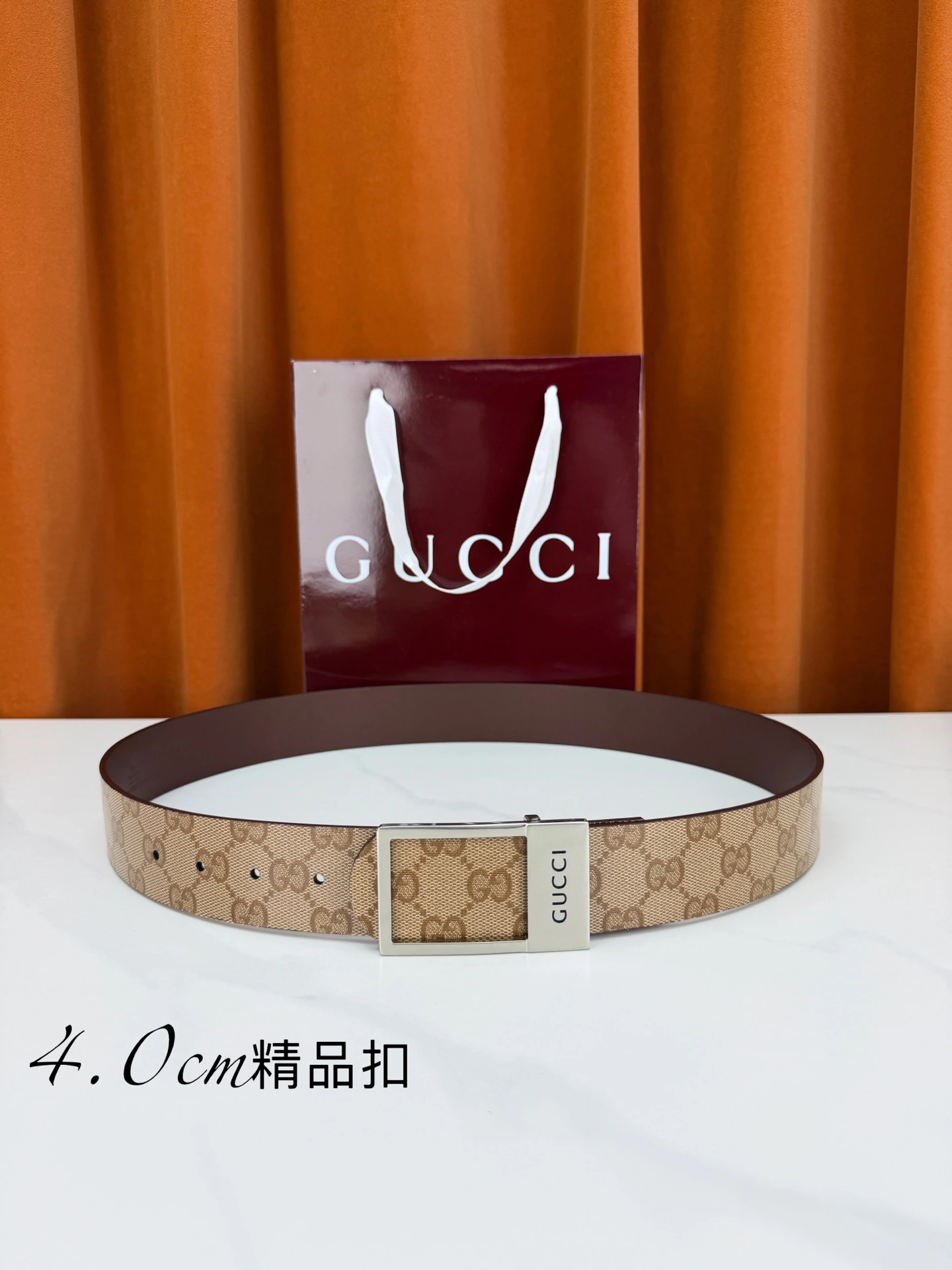 特p15140 Gucci(グッチ) 幅4.0cm フックバックルベルト、リバーシブル使用、カーキブラウン双Gクラシックモノグラムコーティングファブリック組み合わせ深ブラウンスムースレザー、スクエアバックル刻印Gucci(グッチ)ロゴ、ゴールド・シルバー・ブラックの3色選択可能、酒红ギフトボックスリボン付きギフト仕様モデル、エレガントで合わせやすい