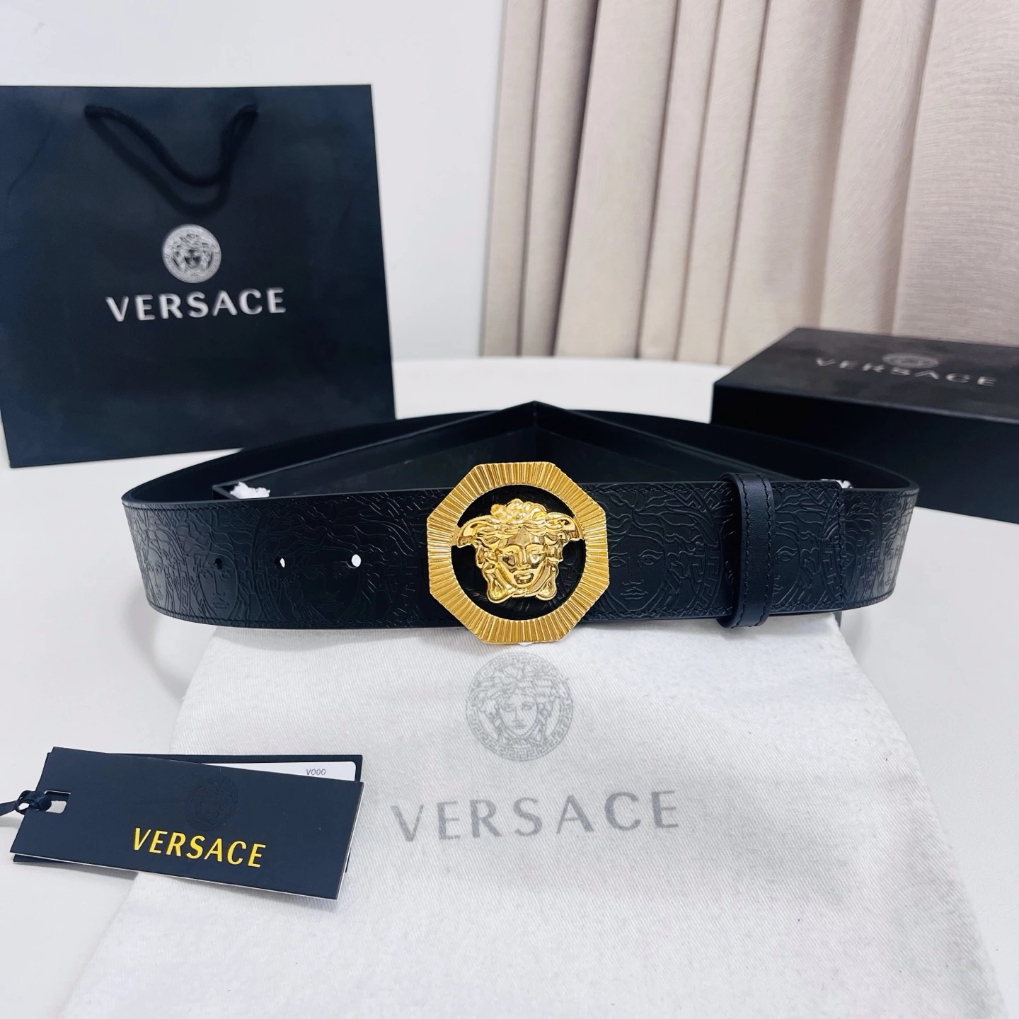 特p15125 Versace(ヴェルサーチェ)、新作エンボスベルトを備えた目を引くメドゥーサヘッドバックル、どんなコーデにも立体感のある上品なアクセントを添えます。4.0cm幅