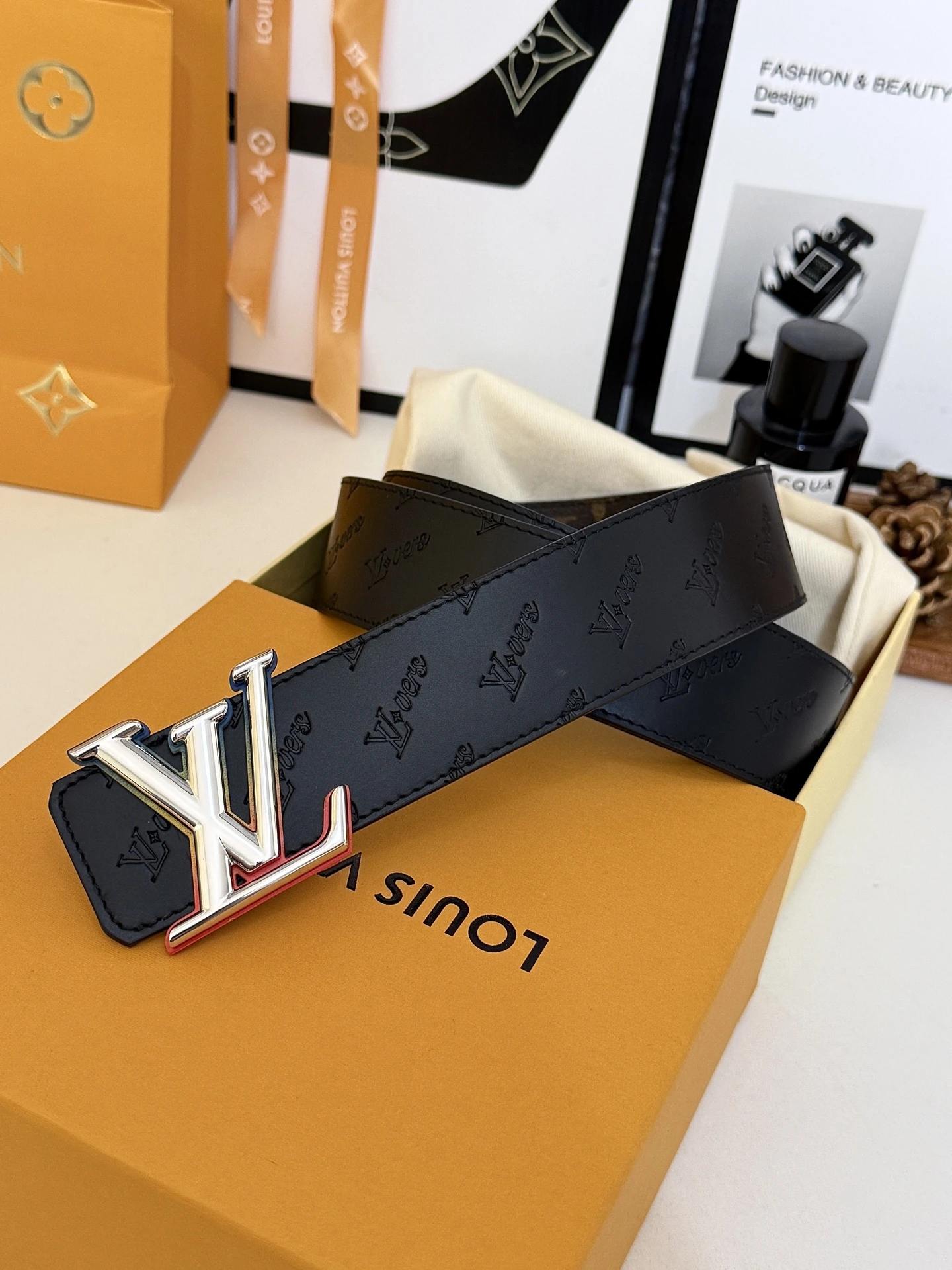 特p15130 Louis Vuitton(ルイ・ヴィトン / LV)モノグラム炫彩グラデーションLouis Vuitton(ルイ・ヴィトン / LV)扣ベルト|40mm標準幅 クラシックモノグラム仕上げベルト本体、ライニング型押し真皮裏地、しっかりした手触り耐摩耗性 炫彩グラデーション立体メタルバックル、レイヤー感質感際立つ、ラグジュアリー感上品で存在感の