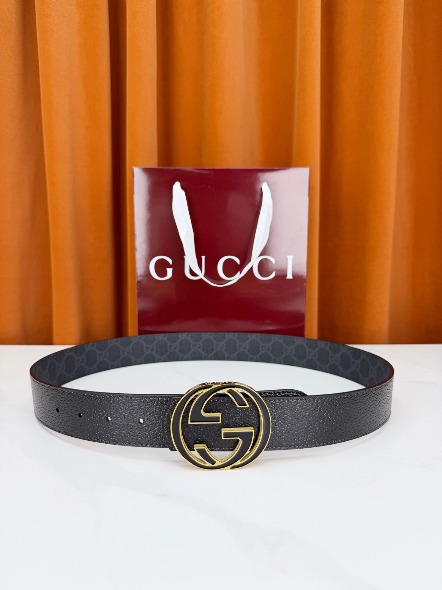 特p15140 Gucci(グッチ) 幅4.0cmリバーシブルベルト、ブランド柄面組み合わせグレインカウレザーリバーシブルデザイン、ラウンド型インターロッキングGGメタルバックル金/シルバー均選択可能、ボルドーギフトボックスリボン付きギフト仕様、上質なギフトにもおすすめ