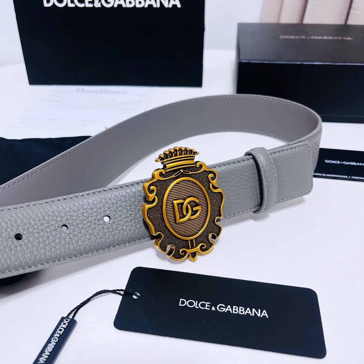 特p15145 Dolce & Gabbana(ドルチェ&ガッバーナ / DG) 新作、厳選カウレザー丁寧に仕立てたのエレガントベルト,どんなコーデにも洗練されたアクセントを添えます,カウレザーベルト、4.0cm