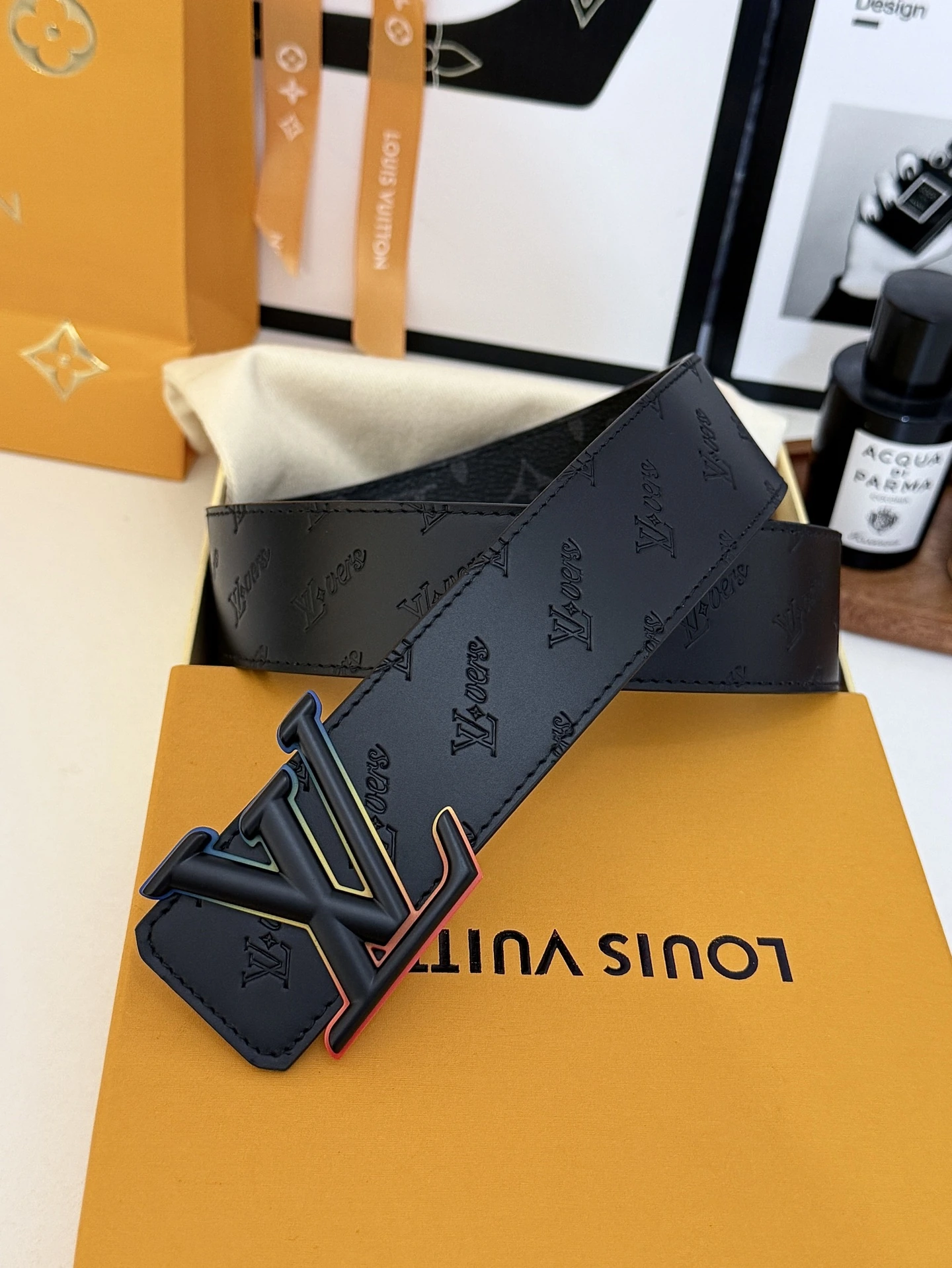 特p15130 Louis Vuitton(ルイ・ヴィトン / LV)ブラック花炫彩グラデーションLouis Vuitton(ルイ・ヴィトン / LV)扣ベルト|40mm標準幅 クラシックブラック基調モノグラム仕上げベルト本体、ライニング型押し真皮裏地、しっかりした手触り耐摩耗性 磨砂立体炫彩メタルバックル、レイヤー感質感際立つ、ラグジュアリー感上品で存在感