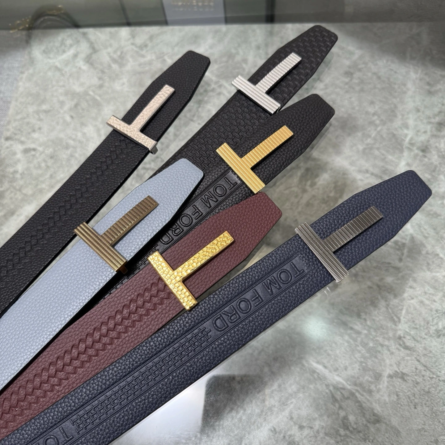 特p15150 Tom Ford(トム フォード)最新の人気モデル両面トップグレインレザーブティック同型3.8幅新作が登場、オリジナル仕様の本革、組み合わせ真鍮バックル、エレガント、上品使いやすい。転載ありがとうございます