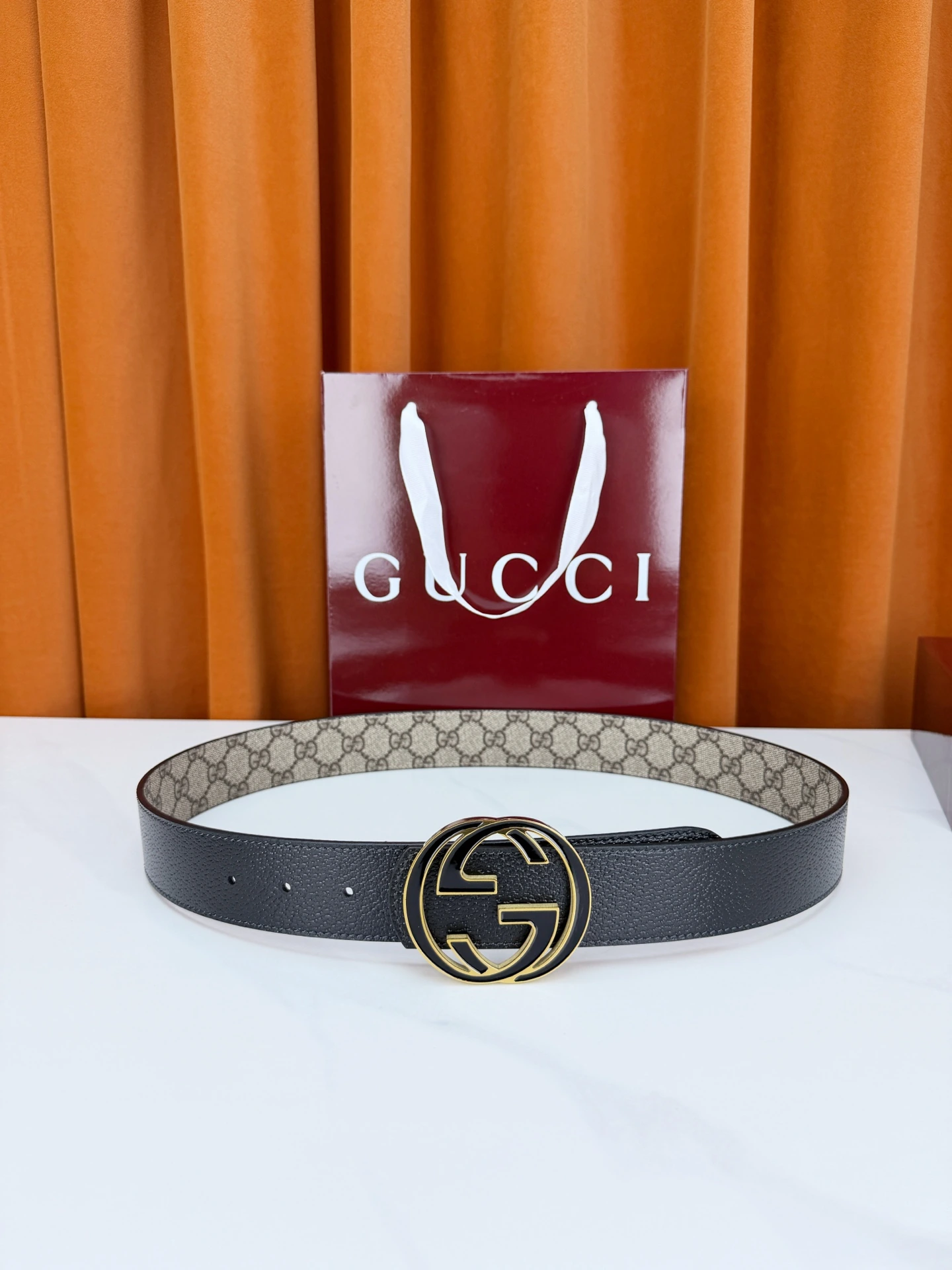 特p15140 Gucci(グッチ) 幅4.0cmリバーシブルベルト、ブランド柄面組み合わせグレインカウレザーリバーシブルデザイン、ラウンド型インターロッキングGGメタルバックル金/シルバー均選択可能、ボルドーギフトボックスリボン付きギフト仕様、上質なギフトにもおすすめ