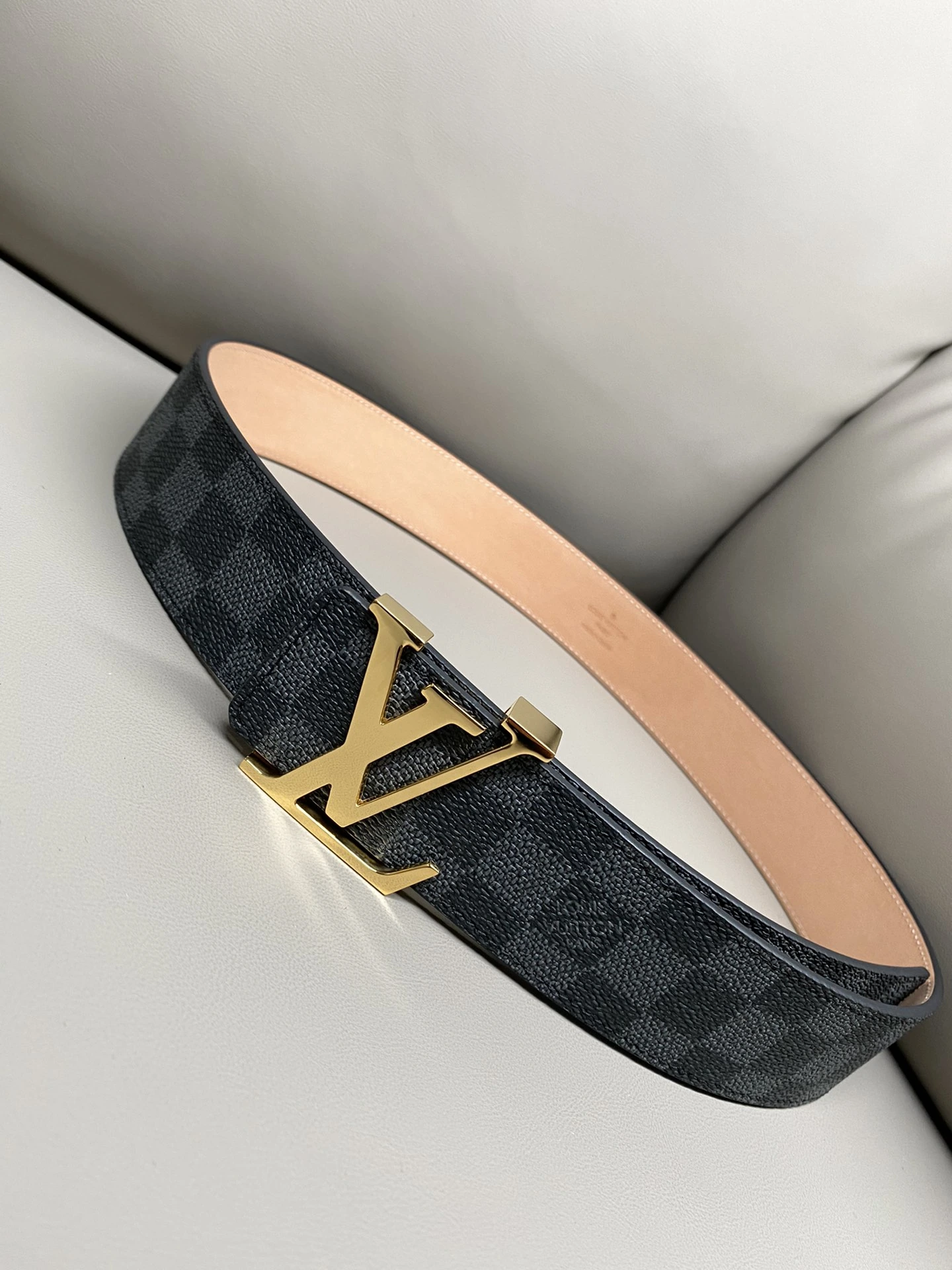 特P15120 Louis Vuitton(ルイ・ヴィトン / LV) フルセットパッケージ 40mm幅 一体成型仕様メタルパーツスチールバックル、工場仕様レザー リバーシブル工場特注生地!。一般流通品とは異なる仕様